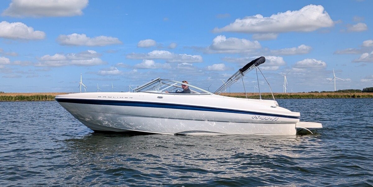 Bayliner 219 SD 2004 – compacte sportcruiser op trailer
