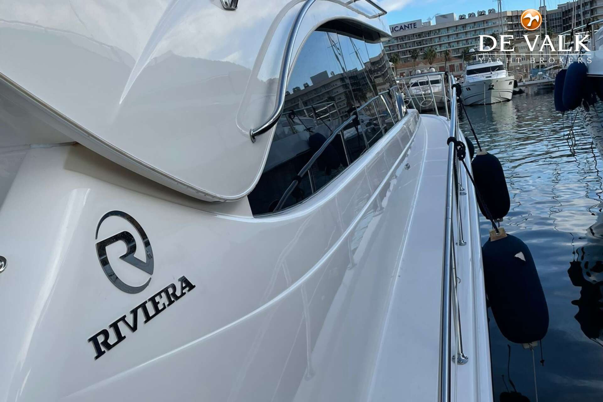 Riviera 58 Enclosed Flybridge - Foto 3