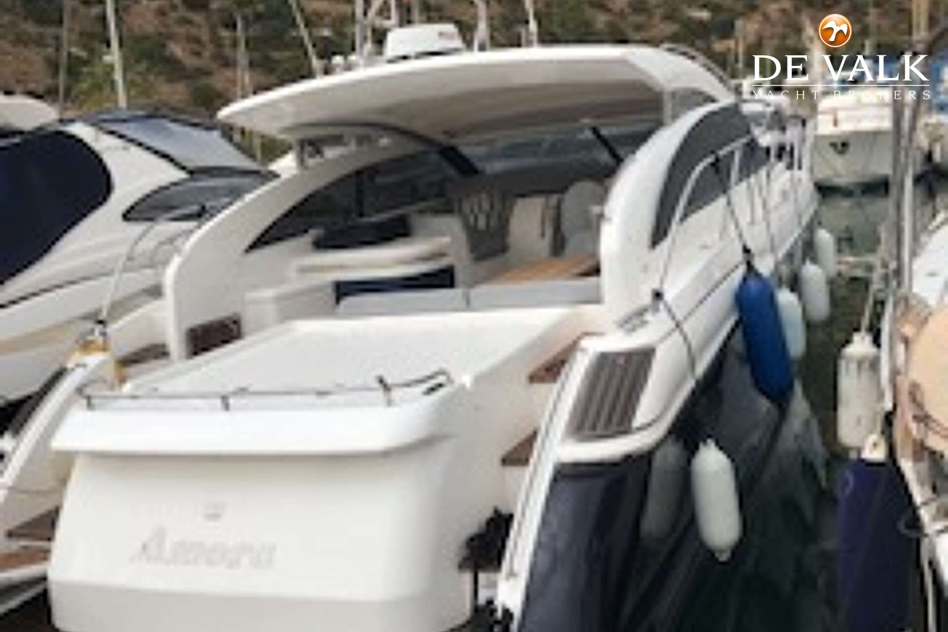 Princess V42 2011 – Elegant sportjacht met tendergarage - Foto 3