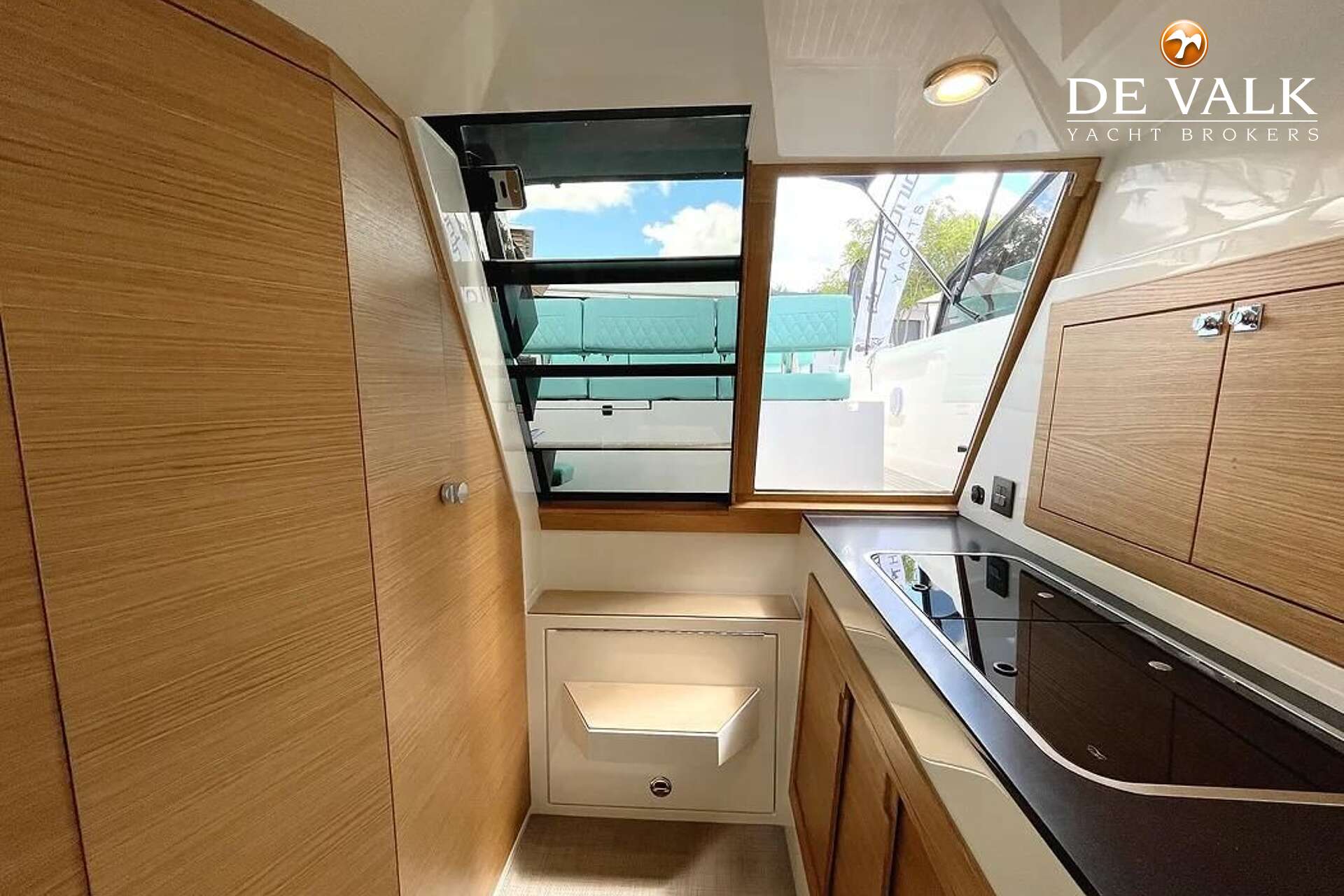 De Antonio D28 2023 – Moderne dayboat met overnachtingsmogelijkheid, gelegen in Kroatië - Foto 10
