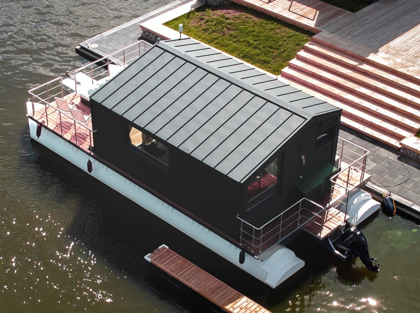 Twin M-Cabin Houseboat 2026 – Nieuwbouw woonboot met catamaran-drijvers