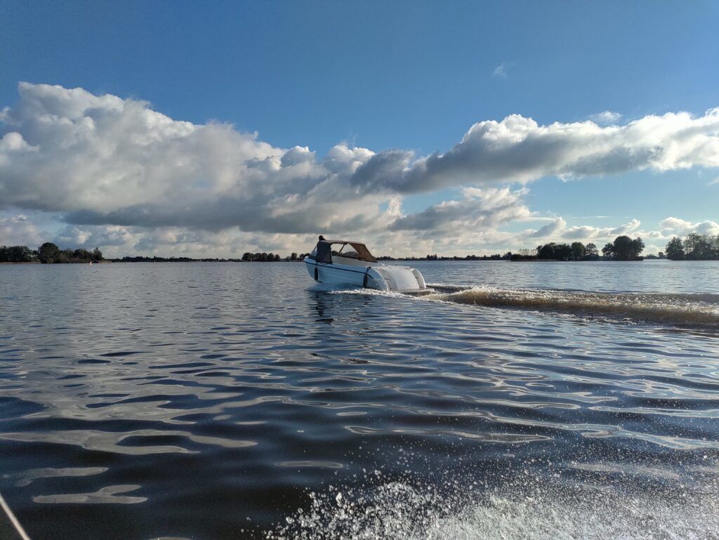 Amperaboat 630e 2021 – Elektrische sloep met 8 uur bereik - Foto 3
