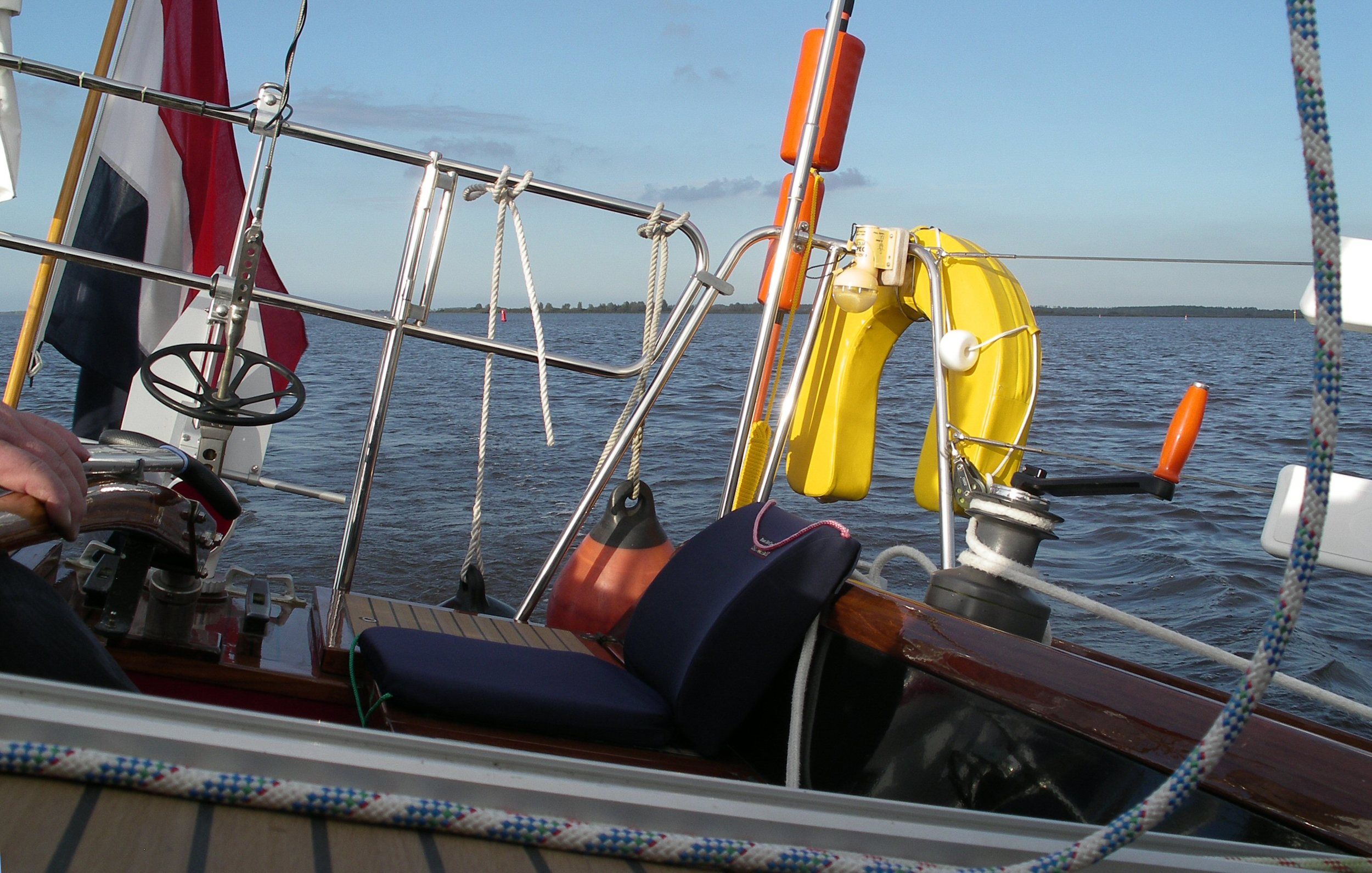 Waarschip 900+ 1986 – Houten zeiljacht met volledige stahoogte - Foto 11