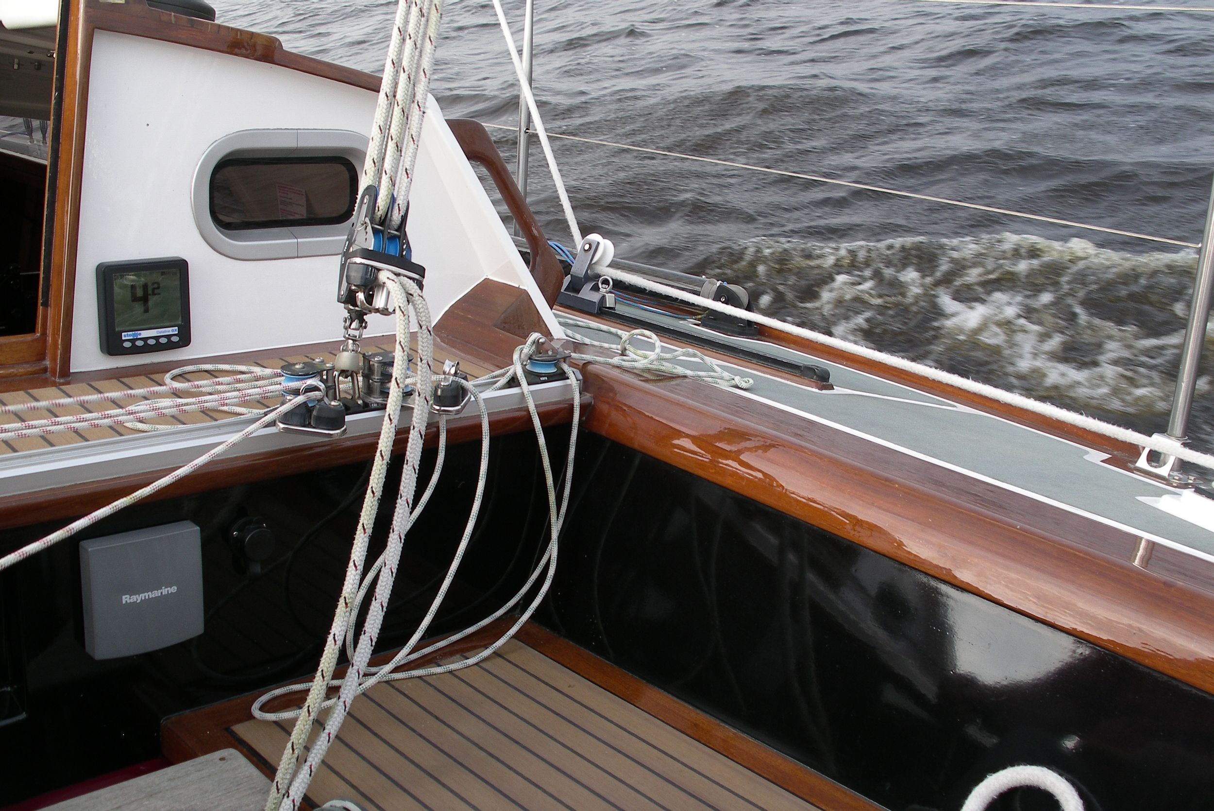 Waarschip 900+ 1986 – Houten zeiljacht met volledige stahoogte - Foto 12