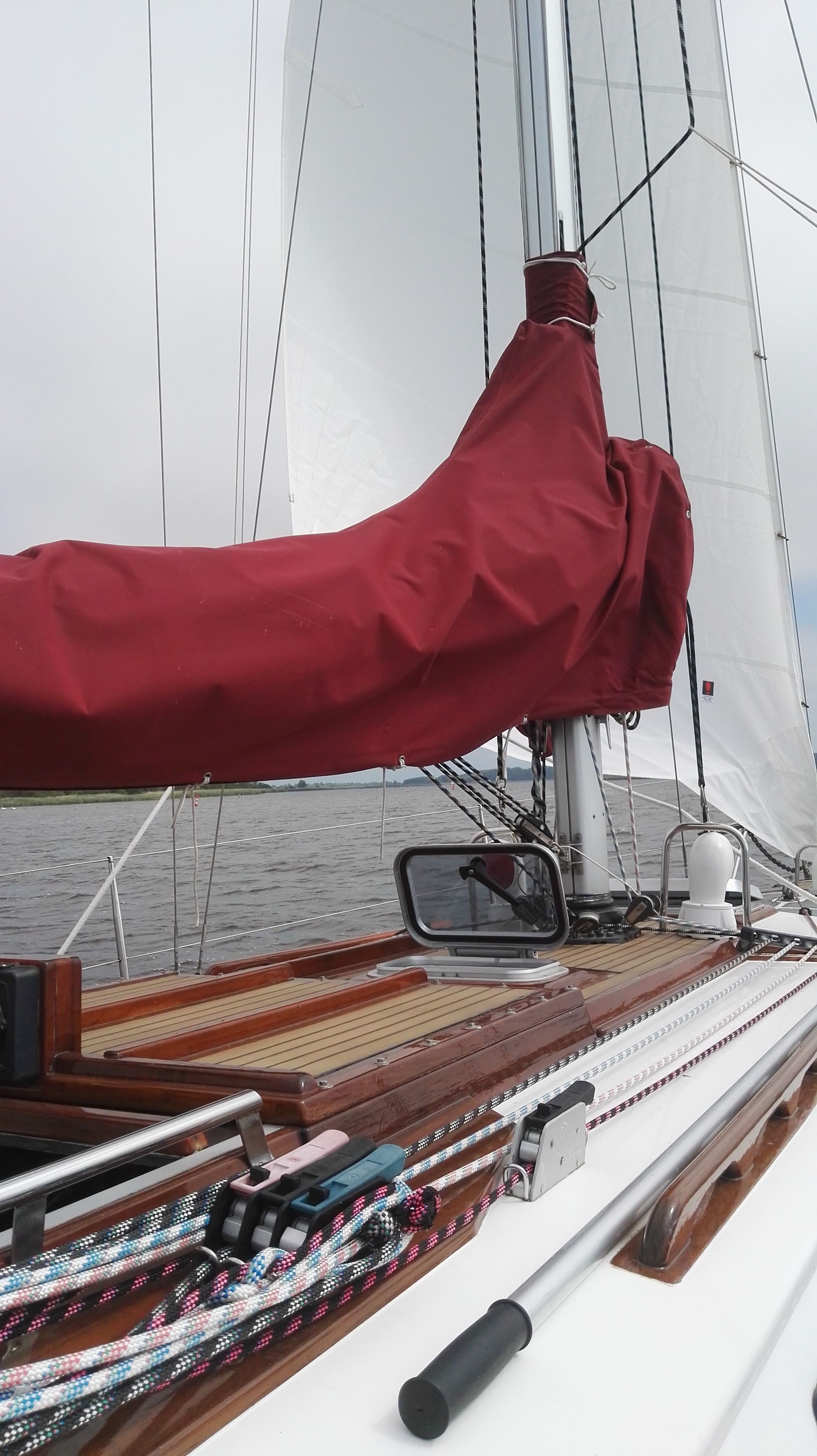 Waarschip 900+ 1986 – Houten zeiljacht met volledige stahoogte - Foto 19