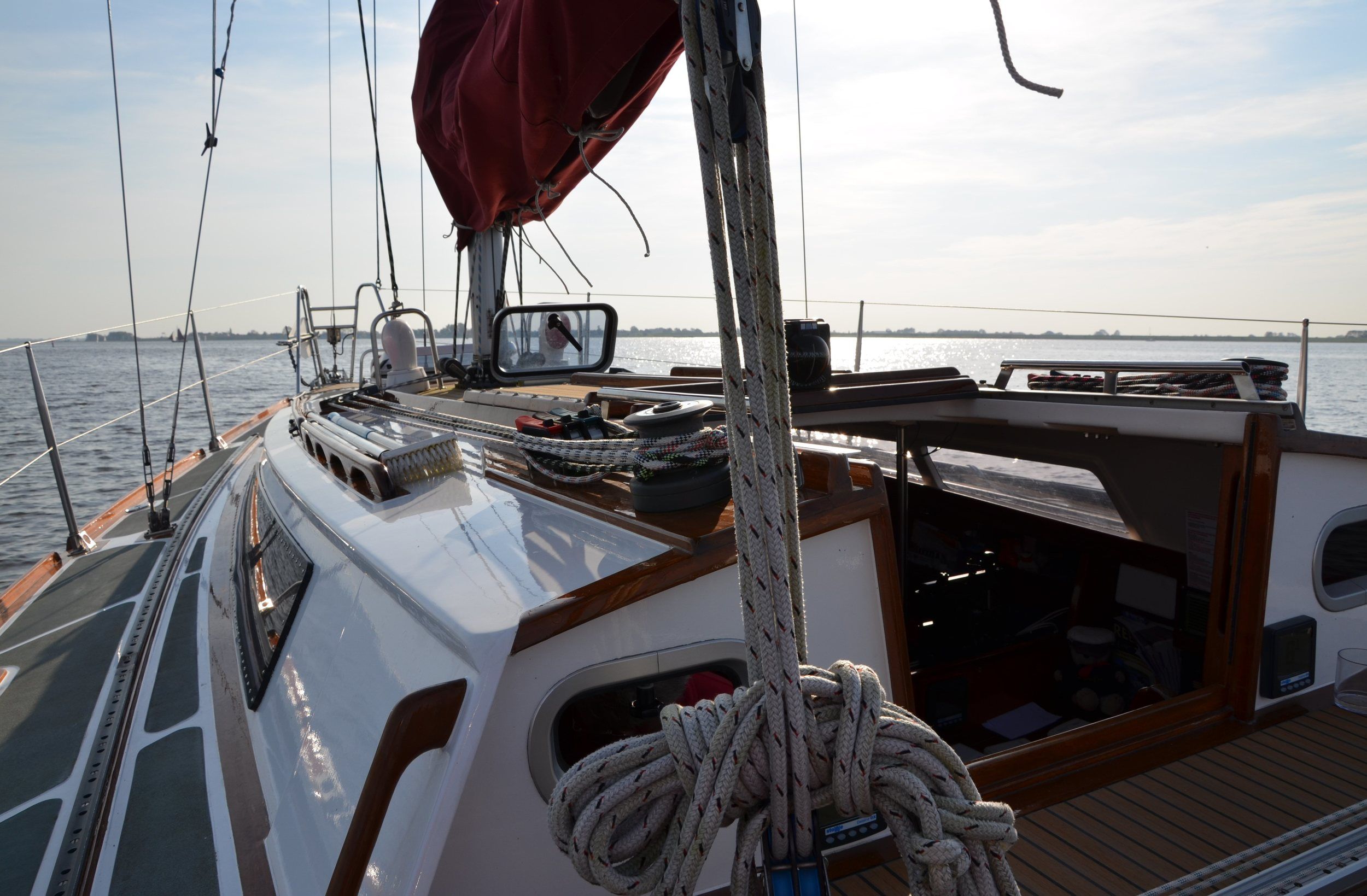 Waarschip 900+ 1986 – Houten zeiljacht met volledige stahoogte - Foto 4