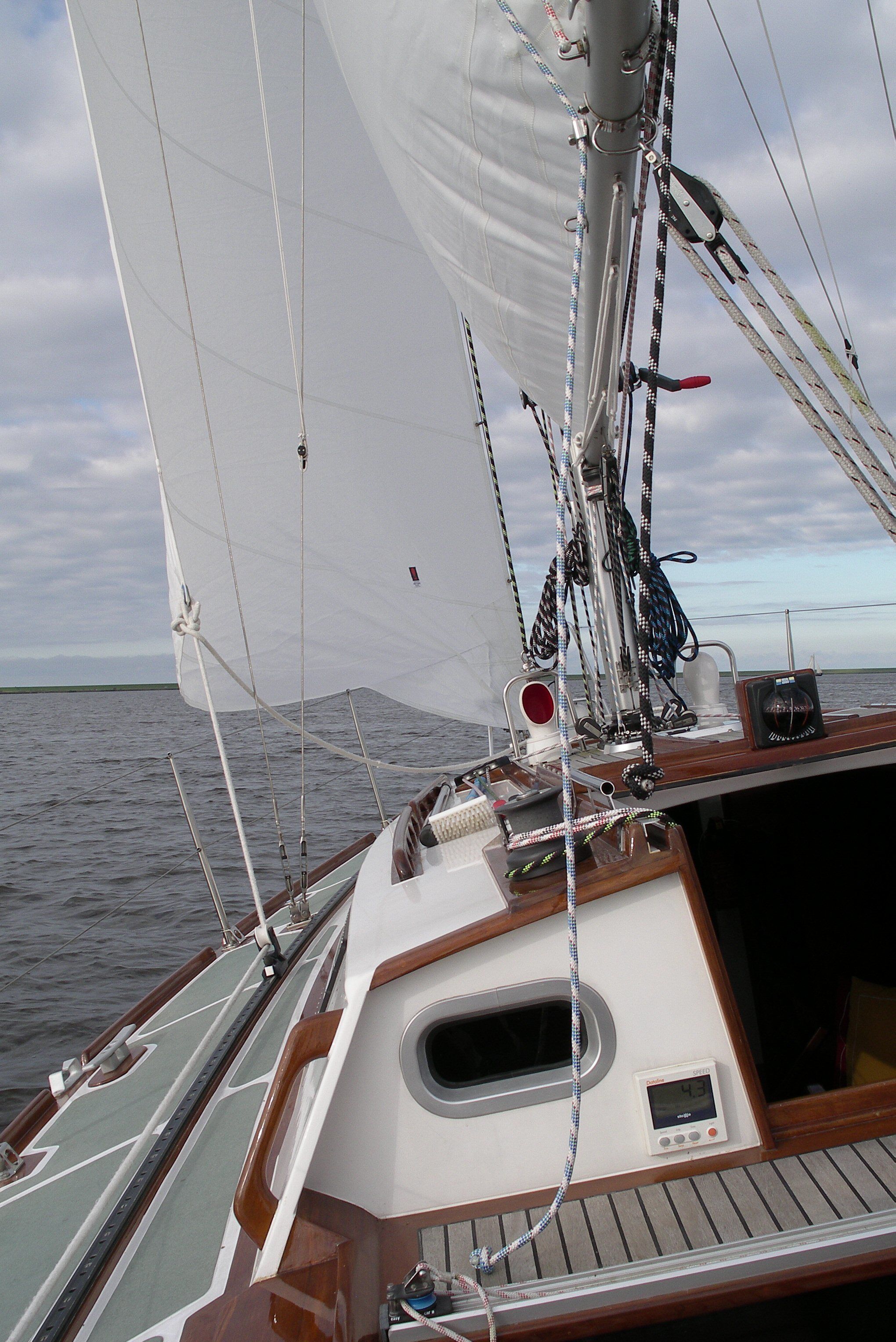Waarschip 900+ 1986 – Houten zeiljacht met volledige stahoogte - Foto 9