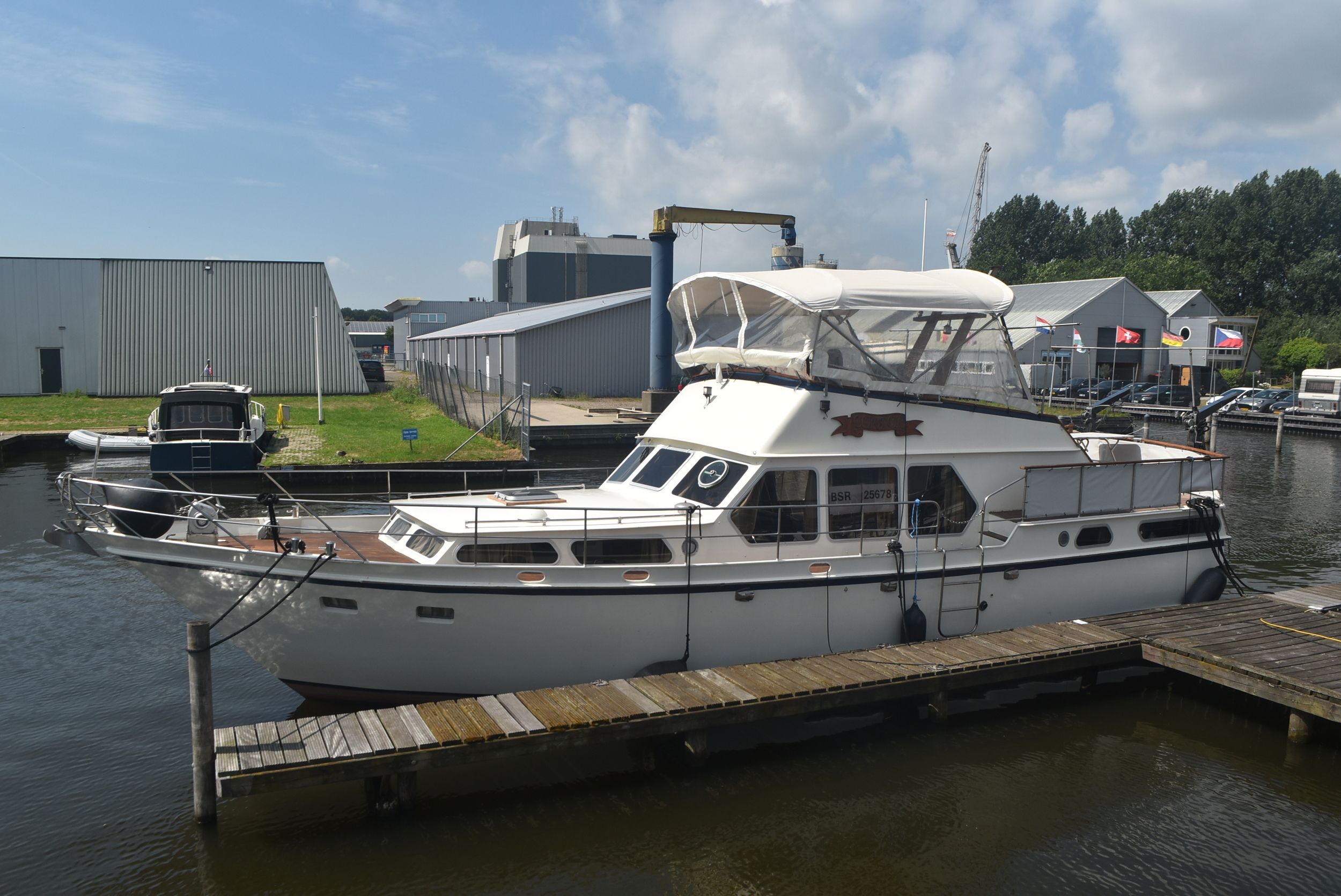Van Der Valk 1300 Fly Bridge