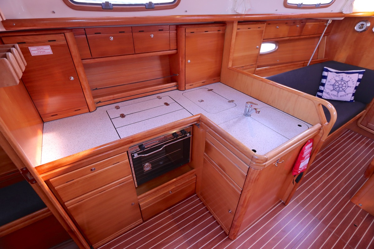Bavaria 37 Cruiser 2006 – 3 hutten, vleugelkiel, zeilklaar - Foto 10