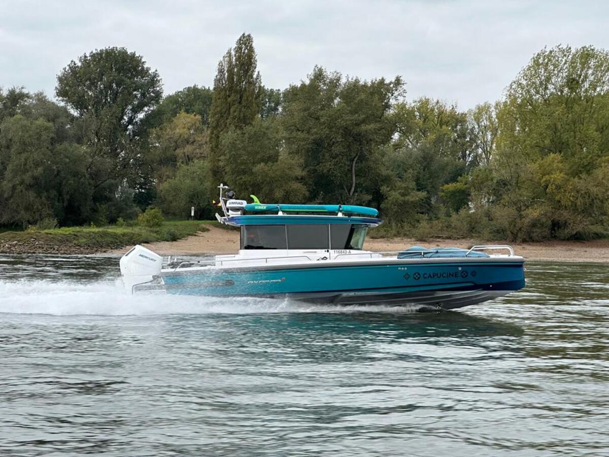 Axopar 28 Cabin 2022 – Finse daycruiser met Mercury V10