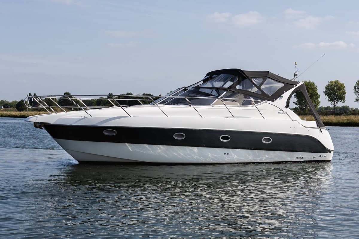 Sessa 35 Oyster 2000 – Motorboot met drie motoren