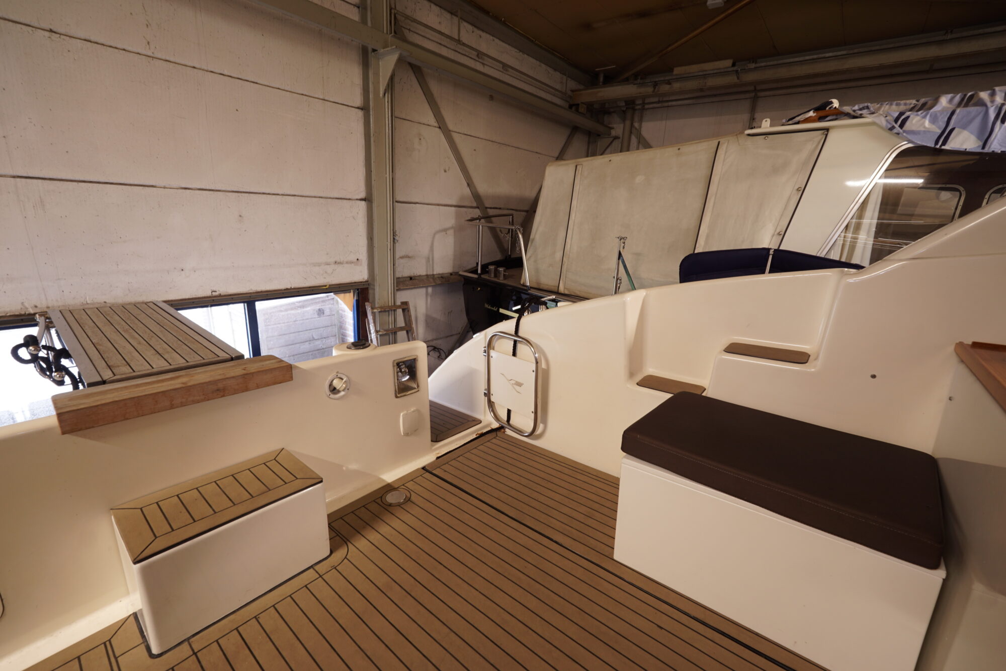 Airon Marine 425 HT 2000 – tweedeks motorjacht met 2×370 pk - Foto 11