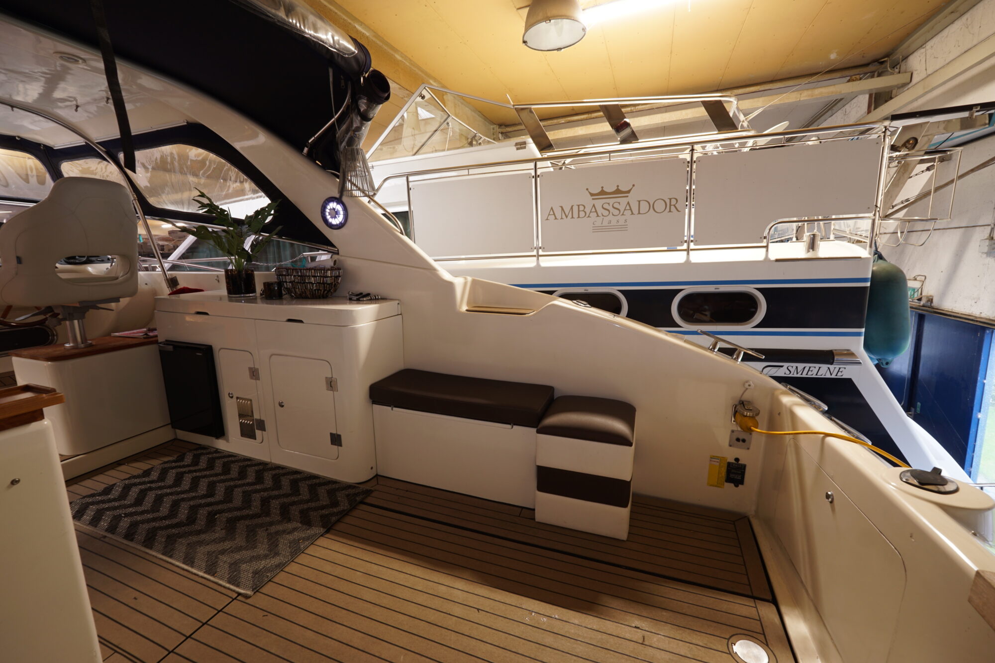 Airon Marine 425 HT 2000 – tweedeks motorjacht met 2×370 pk - Foto 12