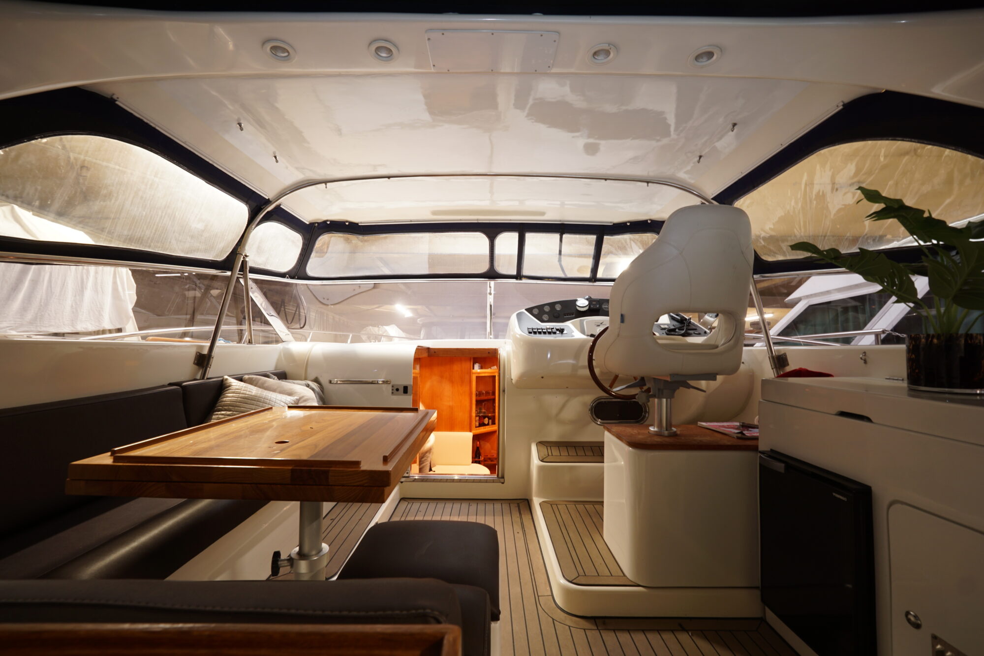 Airon Marine 425 HT 2000 – tweedeks motorjacht met 2×370 pk - Foto 15