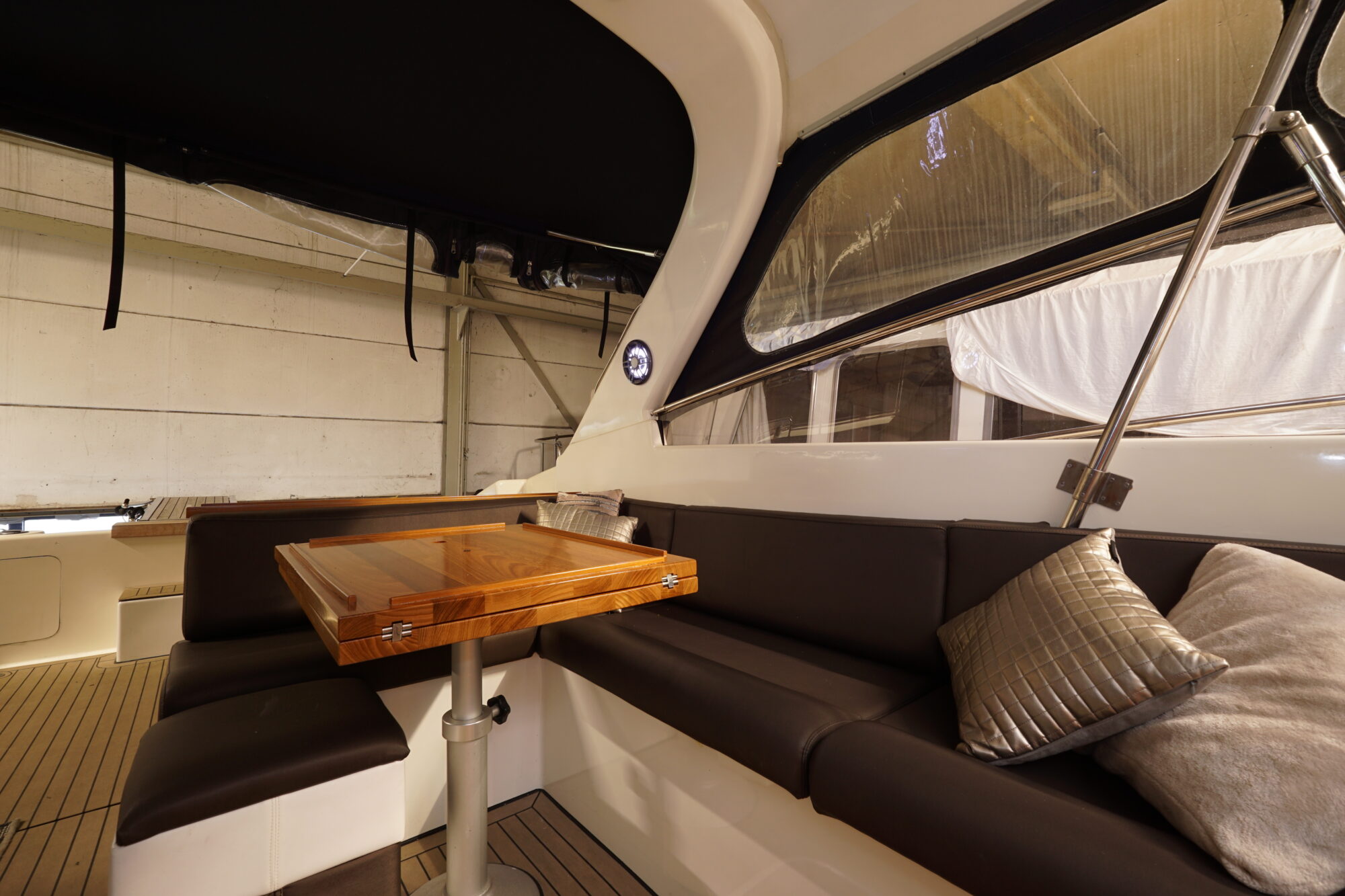Airon Marine 425 HT 2000 – tweedeks motorjacht met 2×370 pk - Foto 18