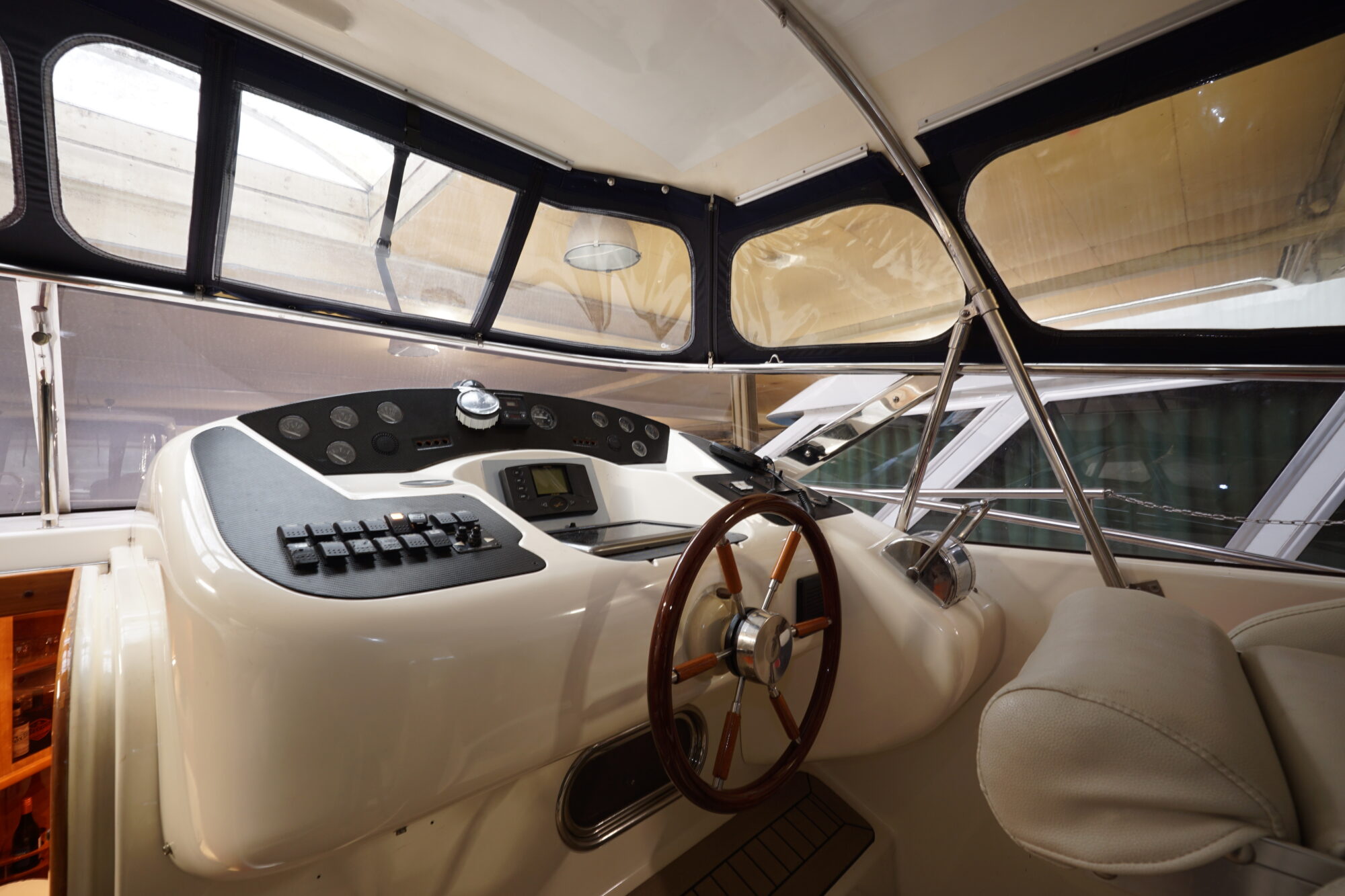 Airon Marine 425 HT 2000 – tweedeks motorjacht met 2×370 pk - Foto 19