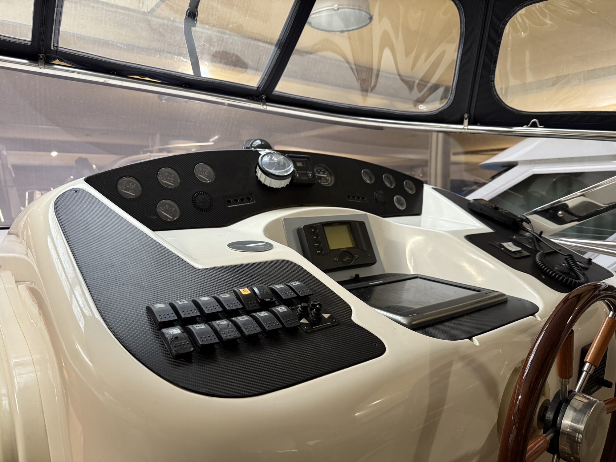 Airon Marine 425 HT 2000 – tweedeks motorjacht met 2×370 pk - Foto 22