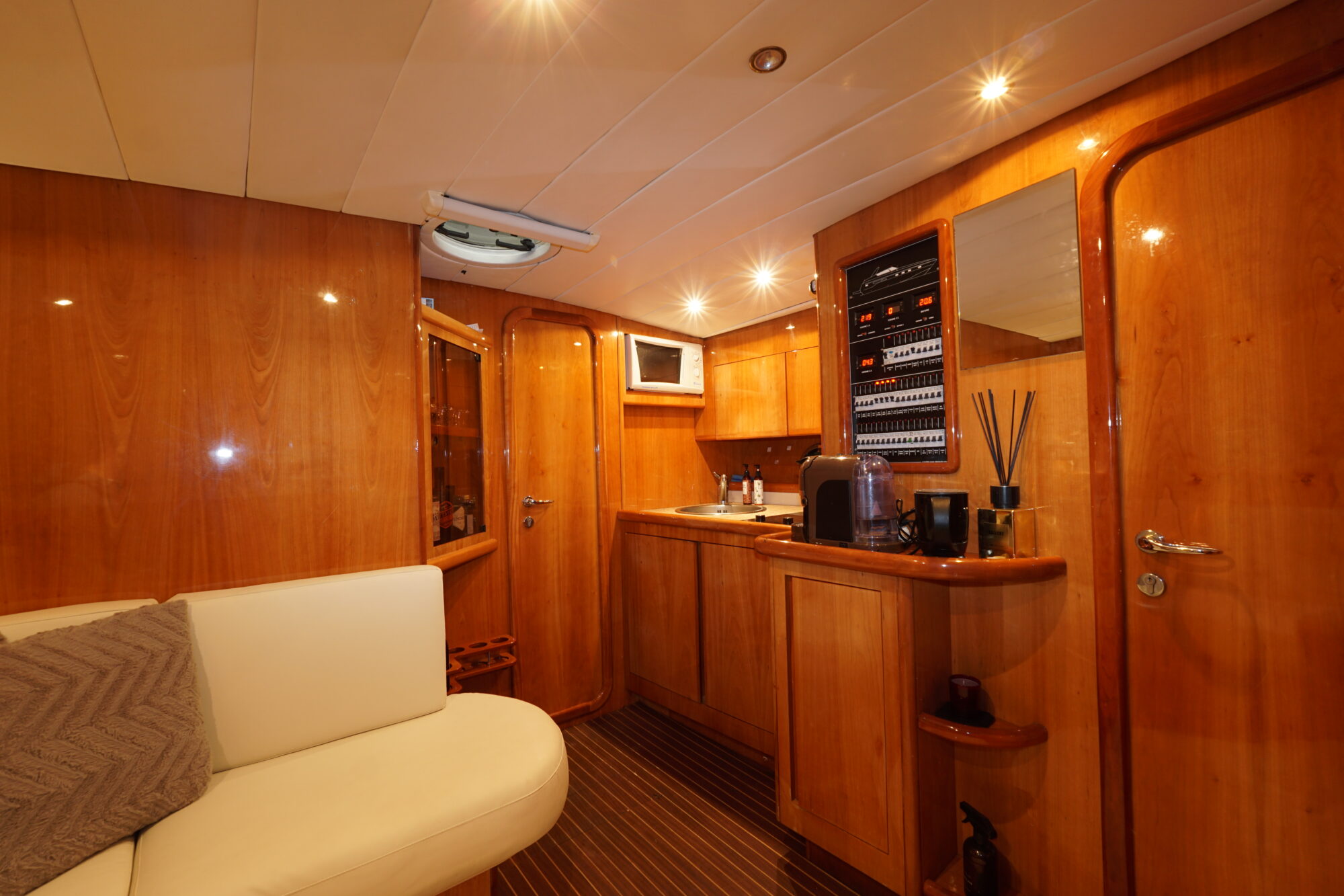 Airon Marine 425 HT 2000 – tweedeks motorjacht met 2×370 pk - Foto 26