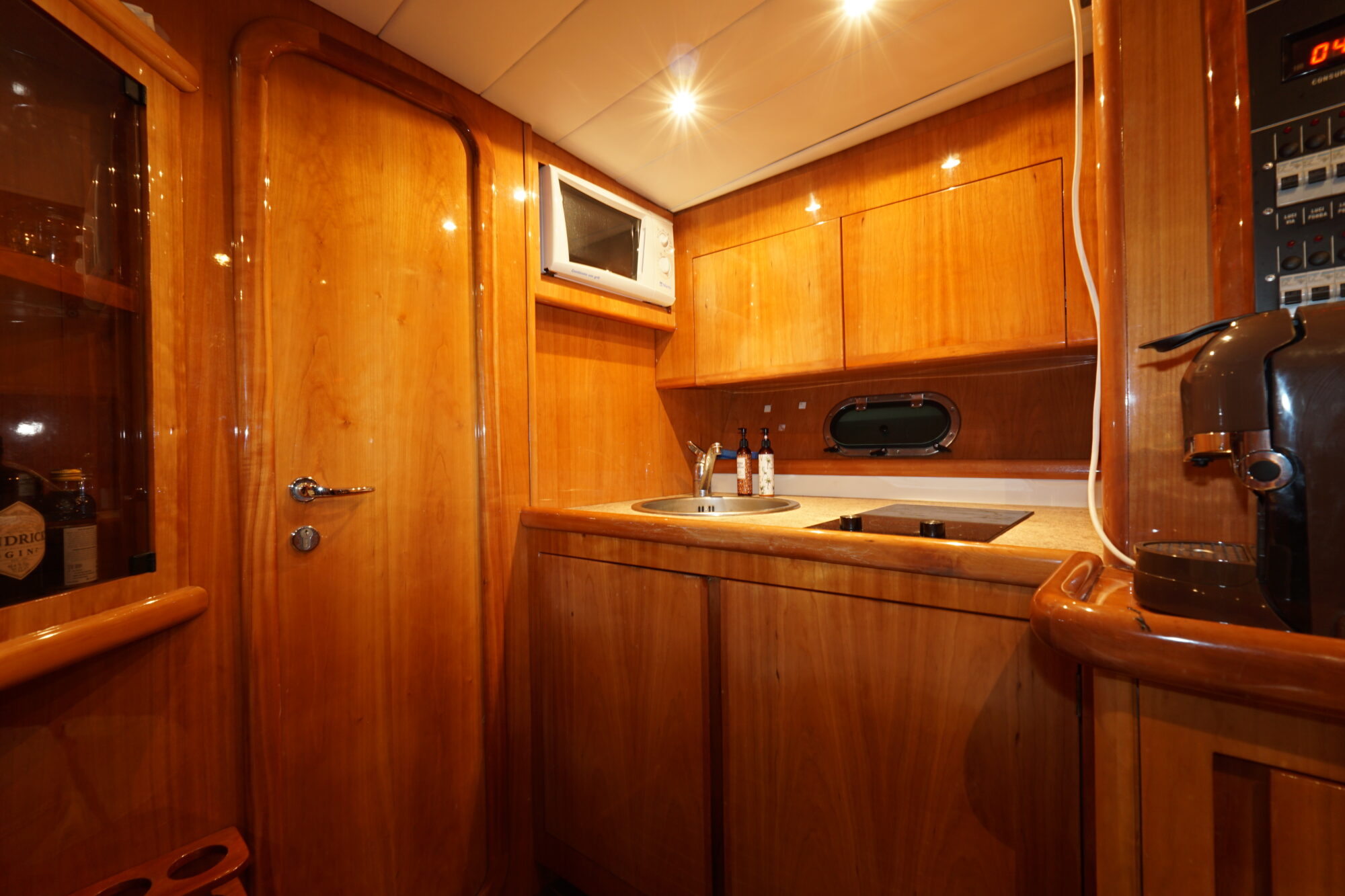 Airon Marine 425 HT 2000 – tweedeks motorjacht met 2×370 pk - Foto 28