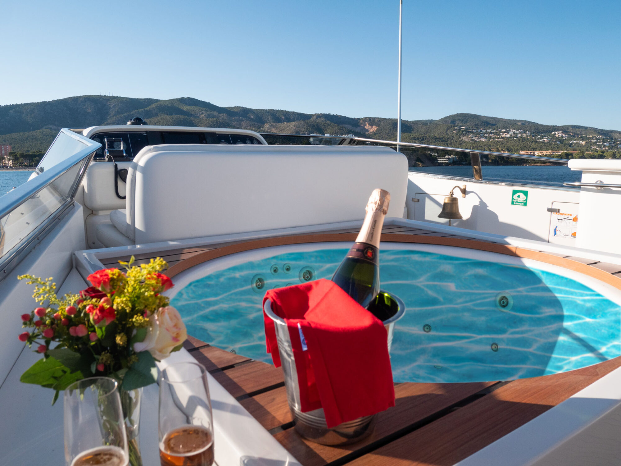 Falcon 100 2001 – Zeewaardig superjacht met refit 2023 - Foto 6