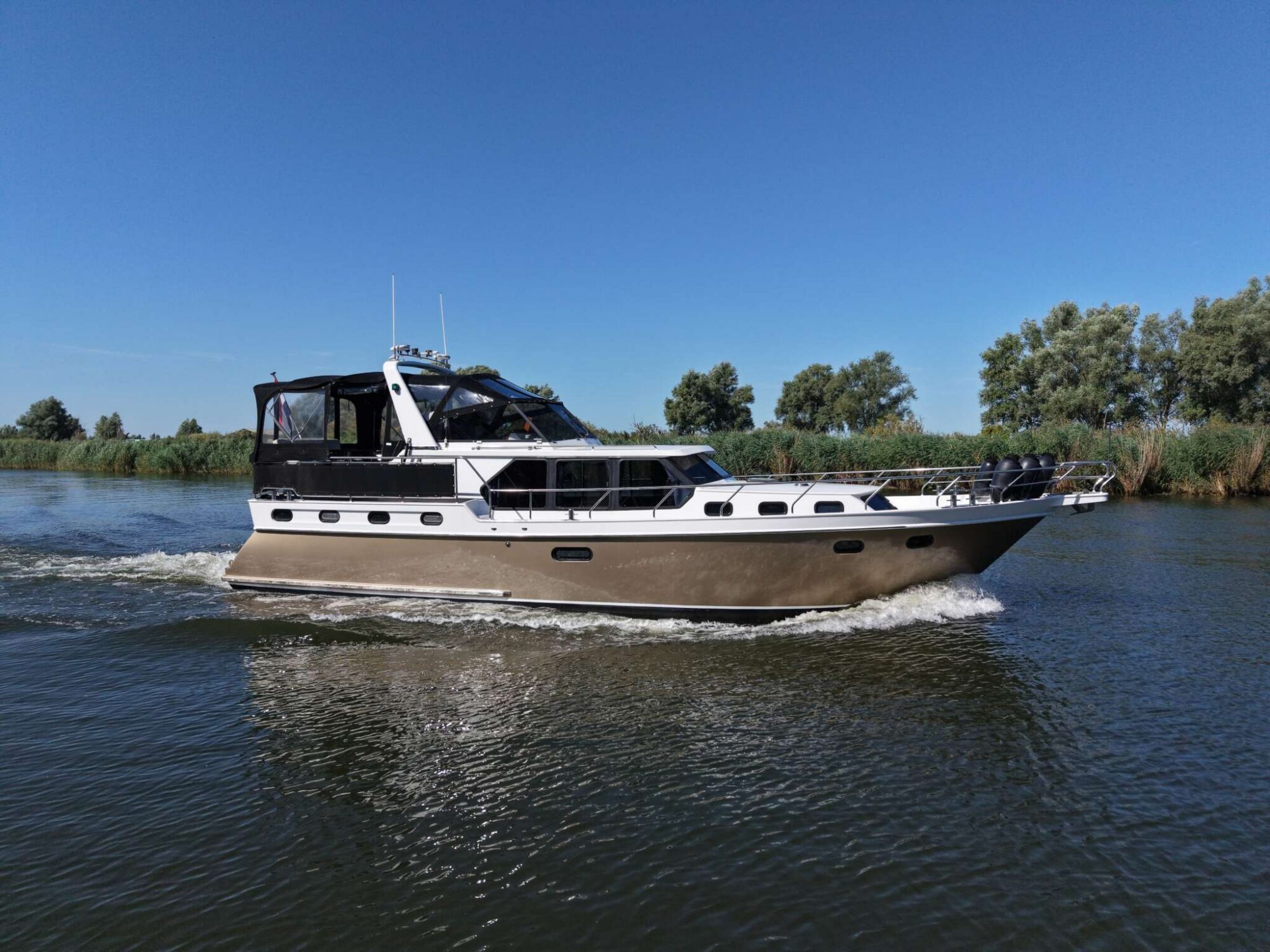 Explorer Classic 14.00 AK Cabrio 1998 – gerefit motorjacht