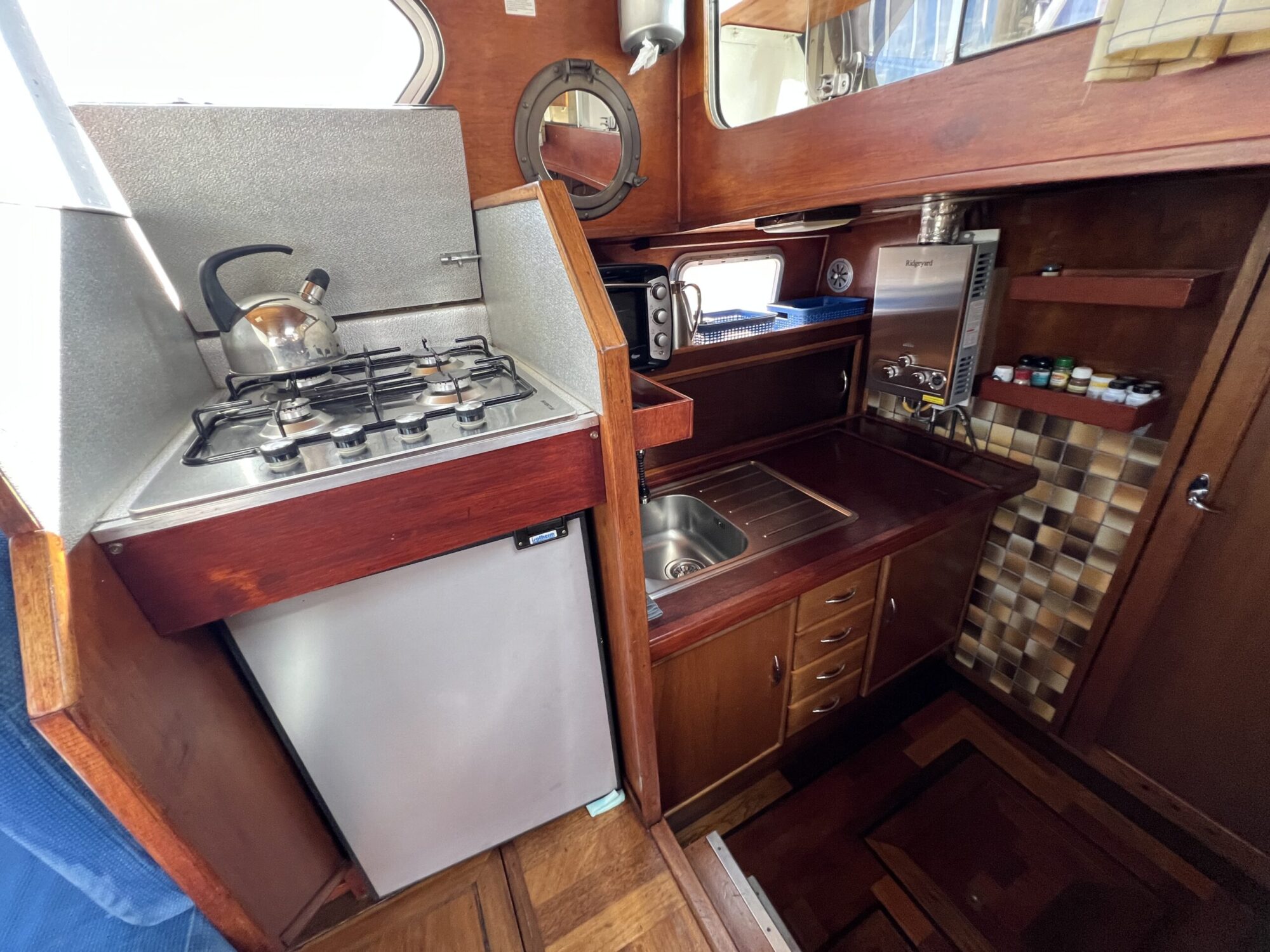 Beachcraft 11.30 AK Cabrio 1979 – Mahonie met boegschroef - Foto 25
