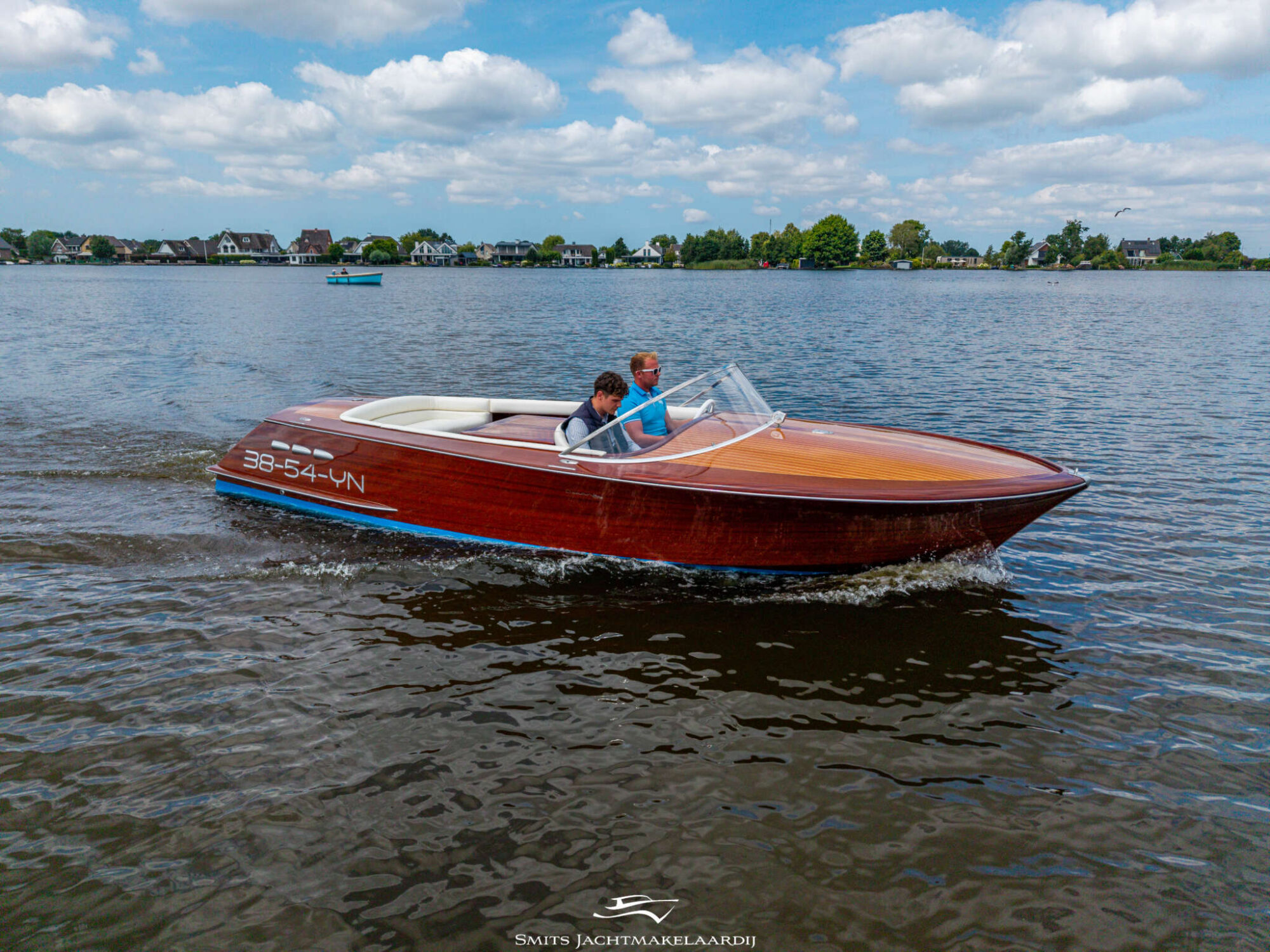 Divank Uscire 635 2010 – Mahonie V8-klassieker