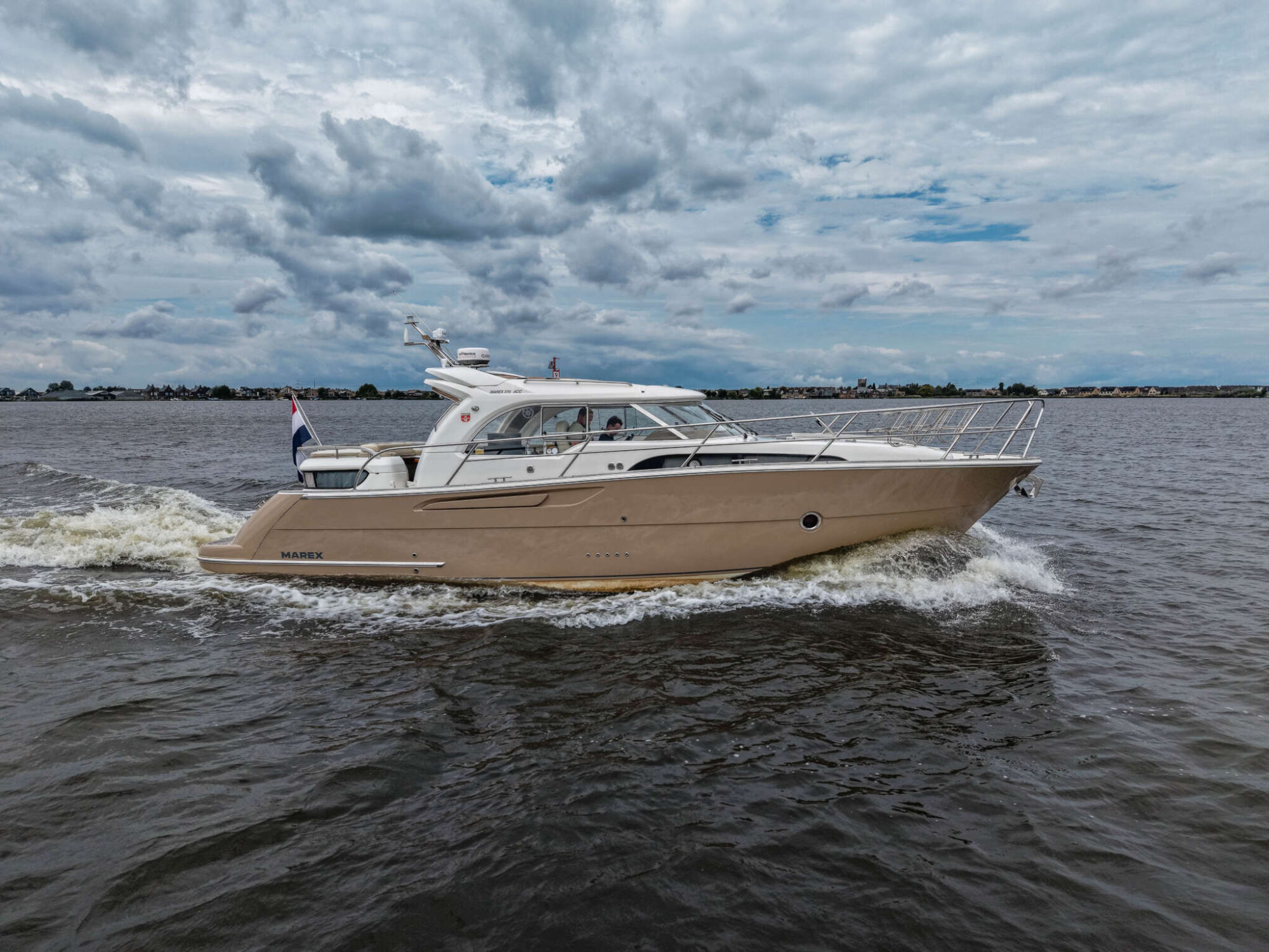Marex 370 ACC 2011 – krachtige D6 en weinig draaiuren