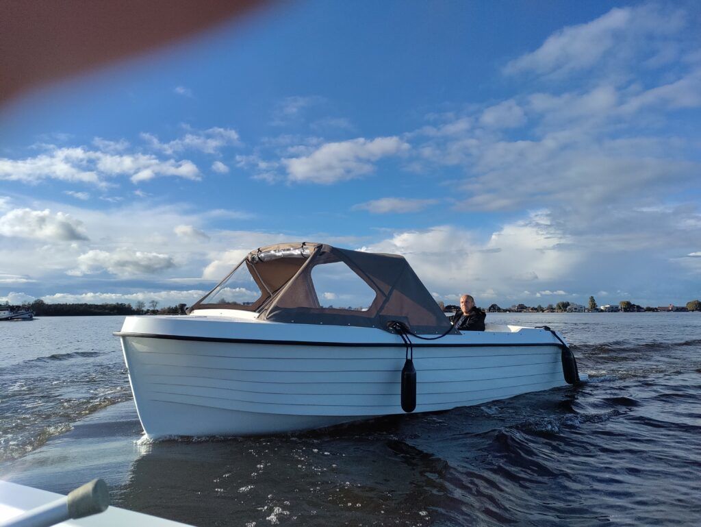 Amperaboat 630e 2021 – Elektrische sloep met 8 uur bereik - Foto 5
