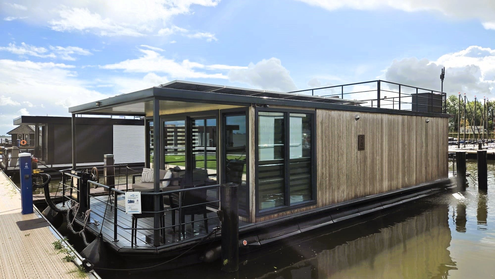 Castalia Special Houseboat 2022 – Varend woonschip met dakterras
