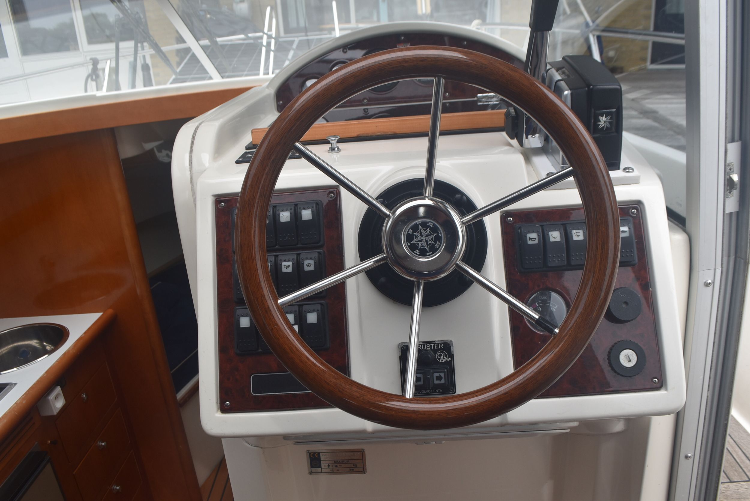 Aquador 25C 2004 – Finse sportieve daycruiser met 170 pk - Foto 12