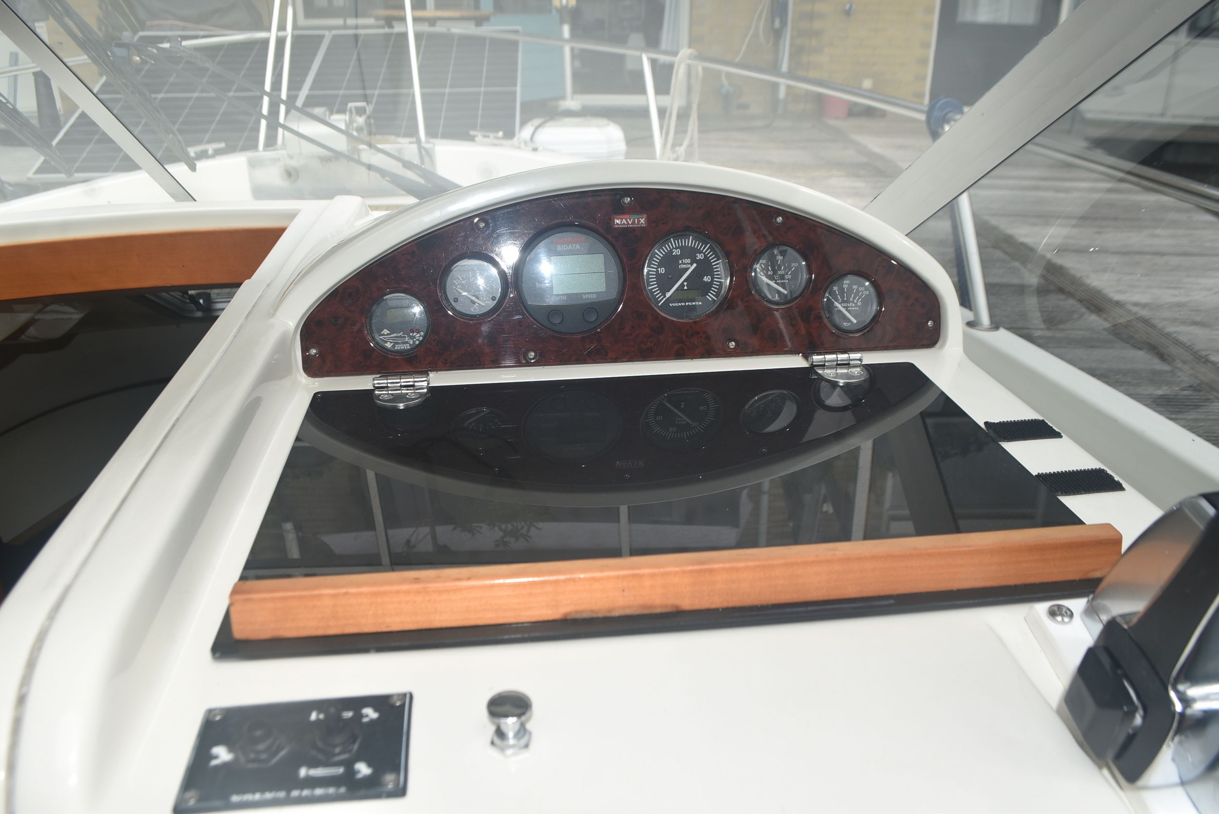Aquador 25C 2004 – Finse sportieve daycruiser met 170 pk - Foto 13