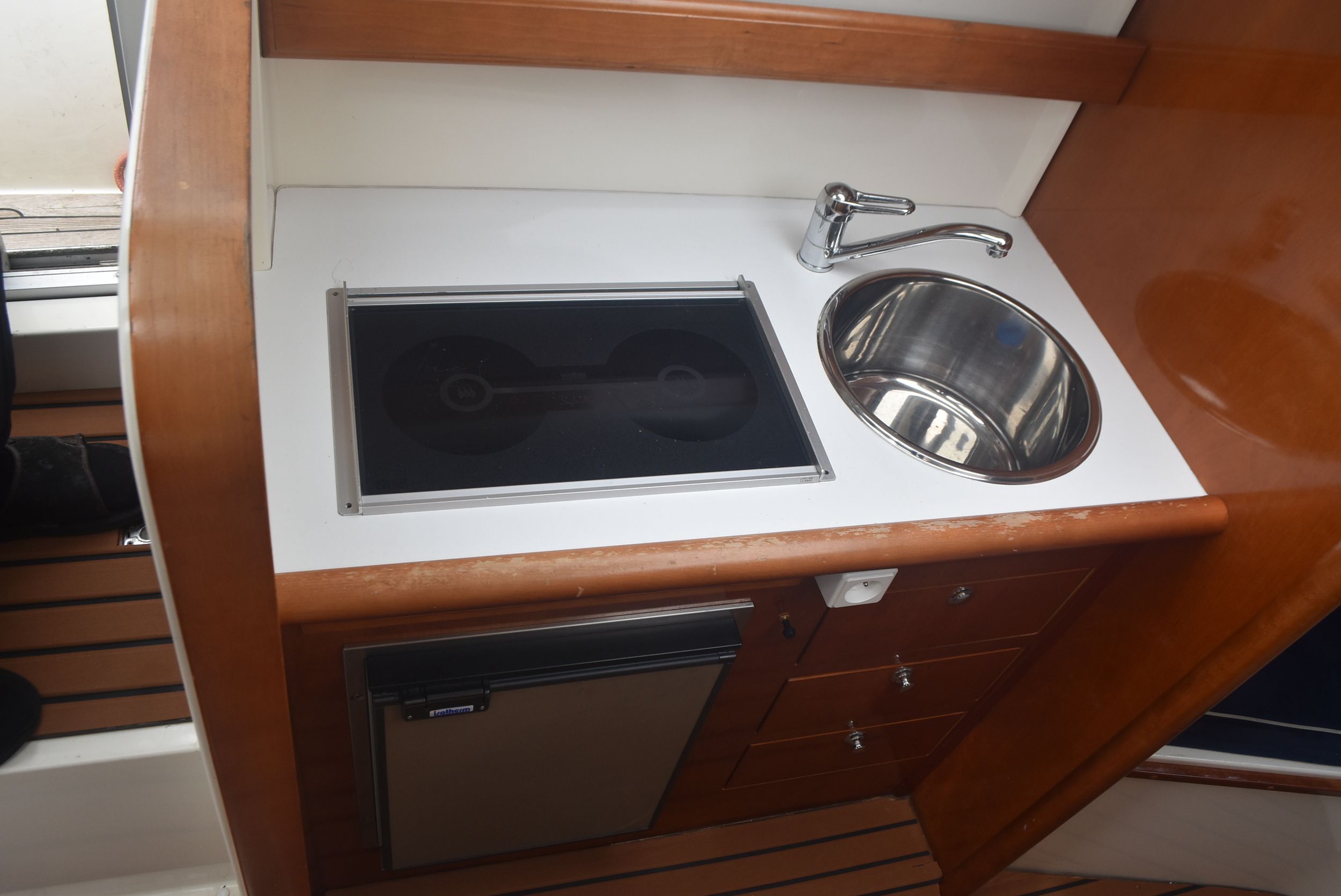Aquador 25C 2004 – Finse sportieve daycruiser met 170 pk - Foto 24