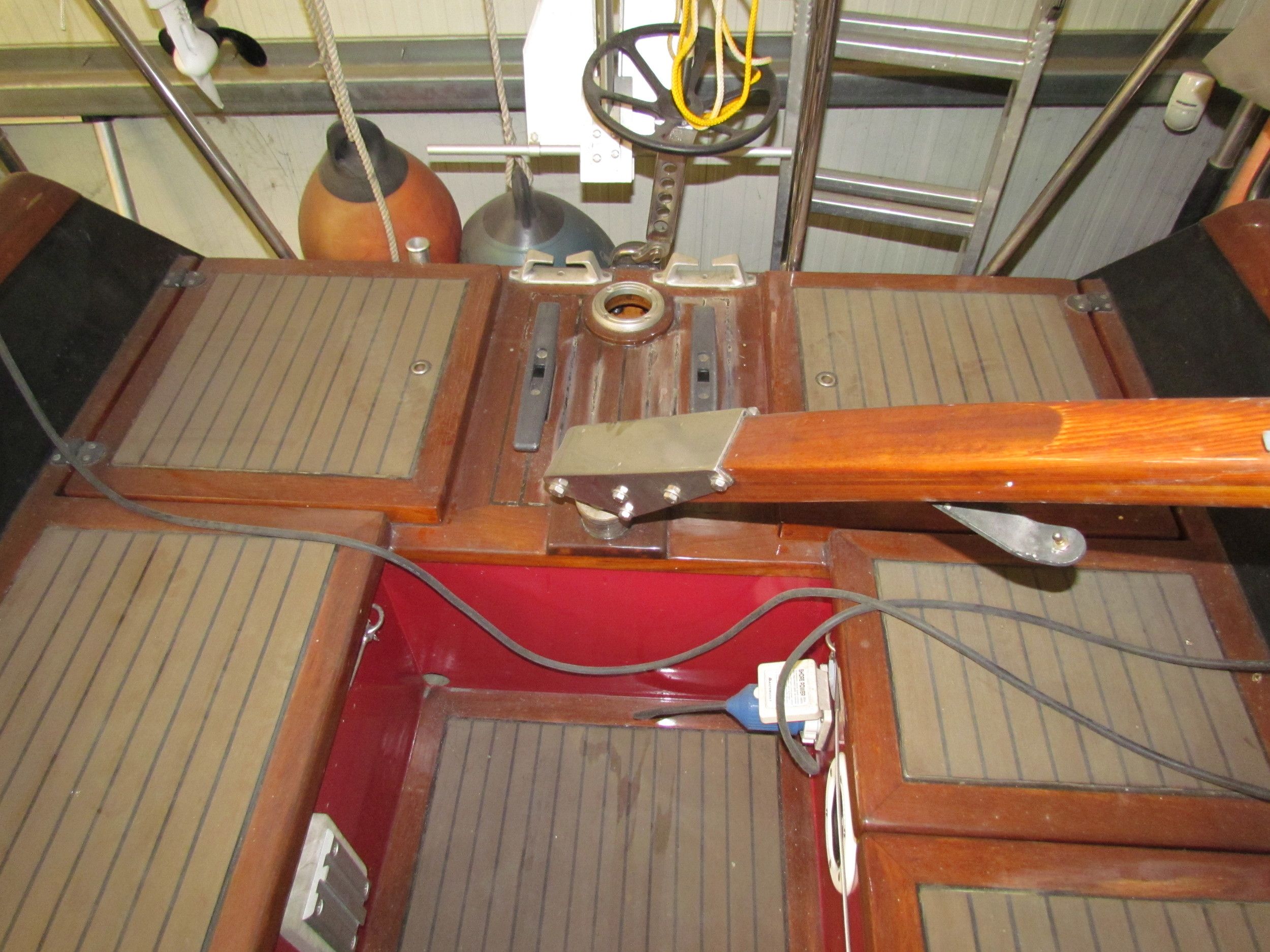 Waarschip 900+ 1986 – Houten zeiljacht met volledige stahoogte - Foto 29