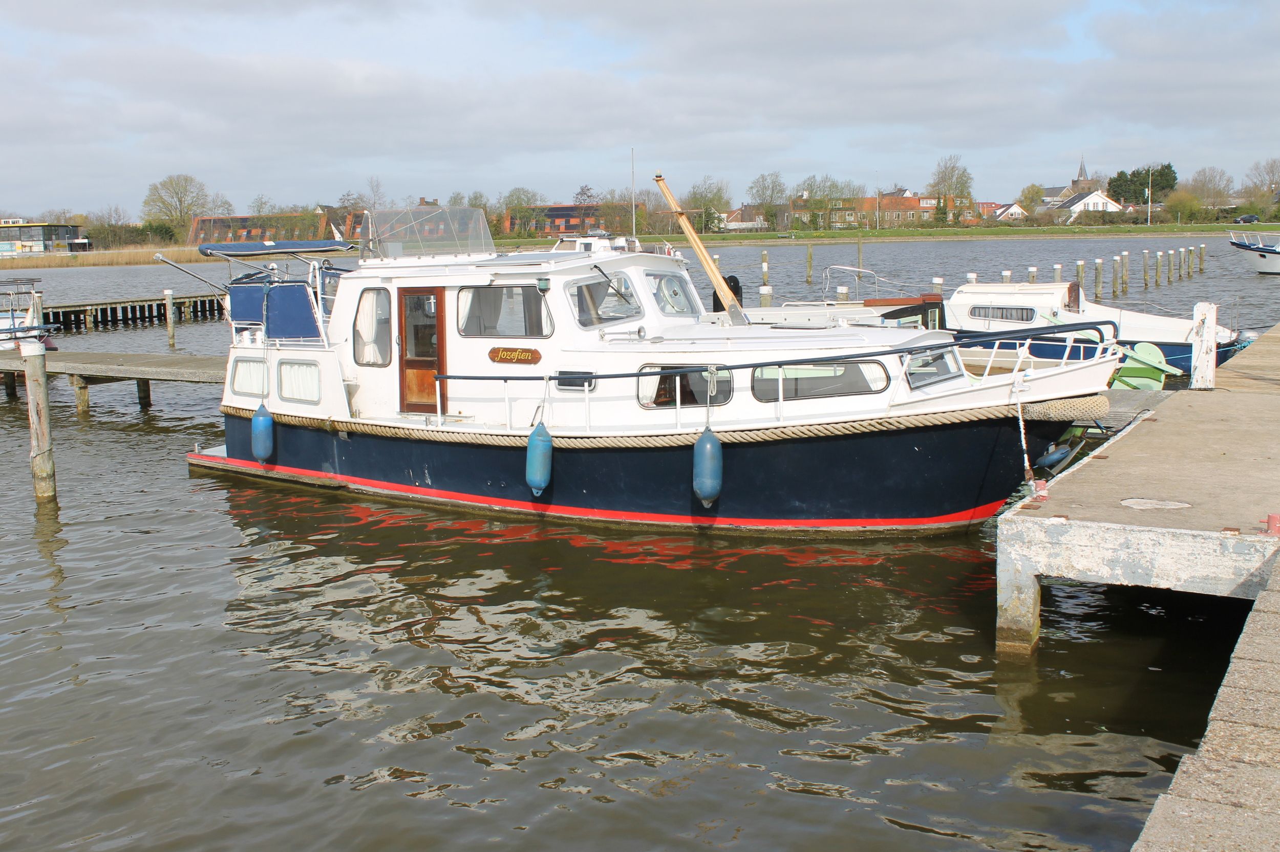 Peereboom Kruiser GSAK 1979 – stalen motorboot met centrale stuurstand
