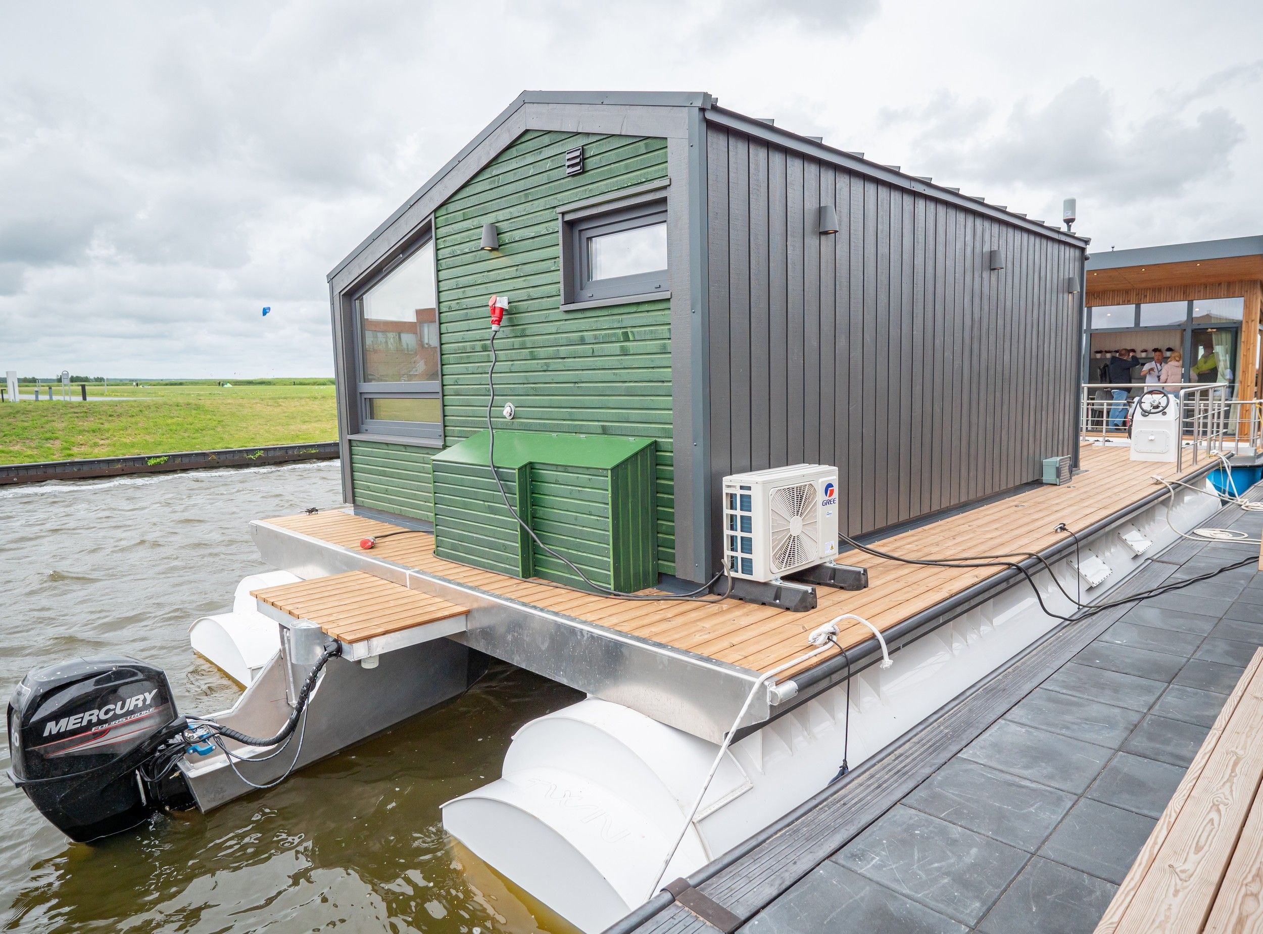 Twin M-Cabin Houseboat 2026 – Nieuwbouw woonboot met catamaran-drijvers - Foto 2