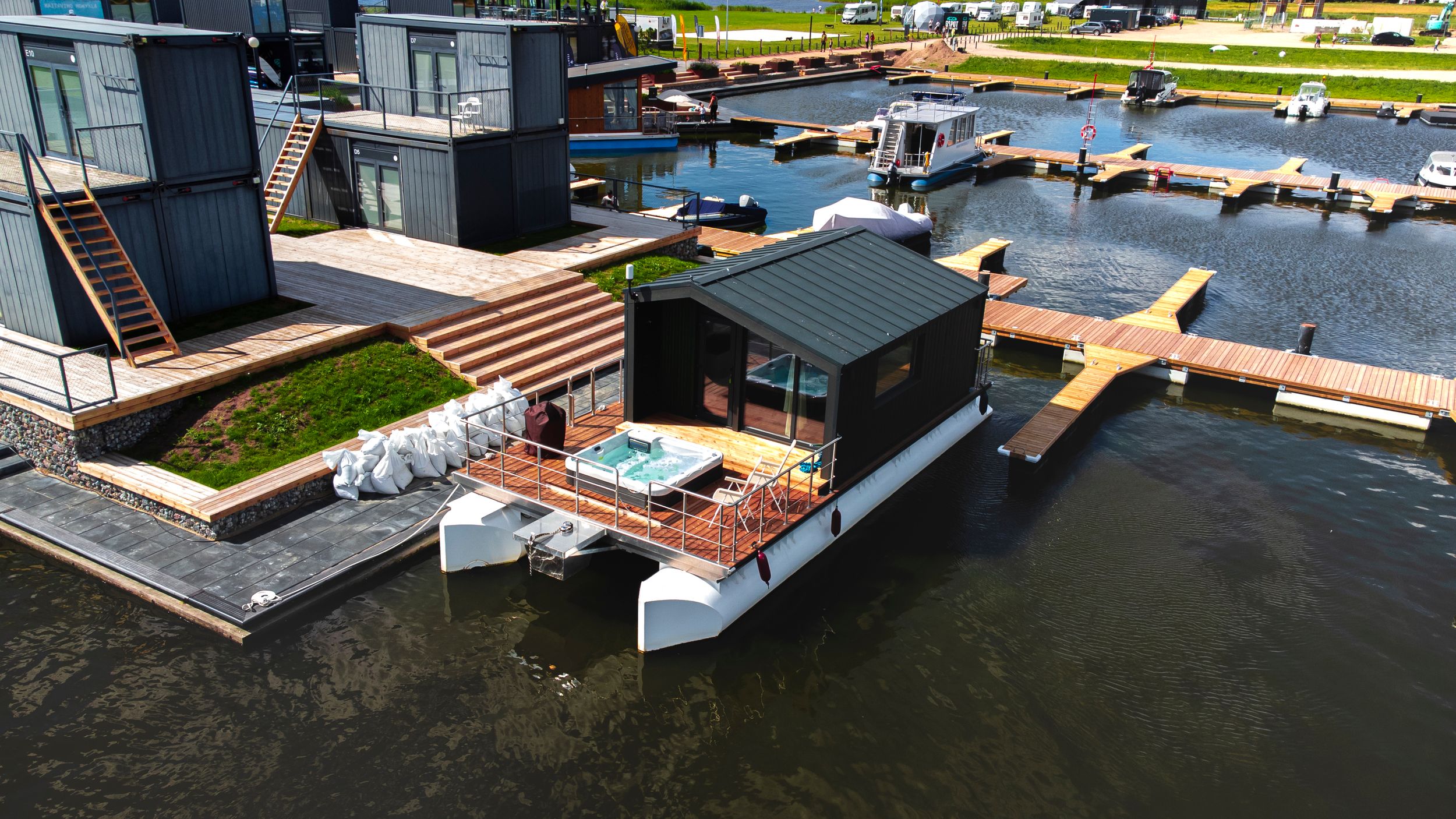 Twin M-Cabin Houseboat 2026 – Nieuwbouw woonboot met catamaran-drijvers - Foto 11