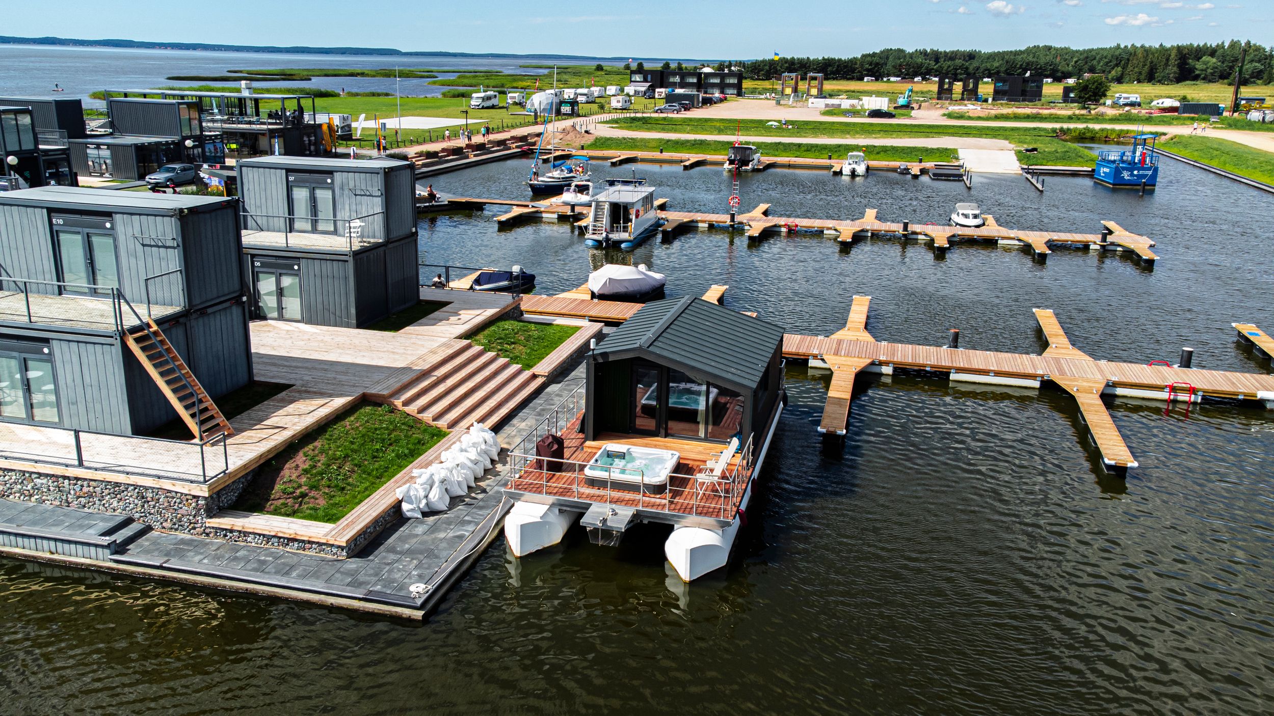 Twin M-Cabin Houseboat 2026 – Nieuwbouw woonboot met catamaran-drijvers - Foto 13