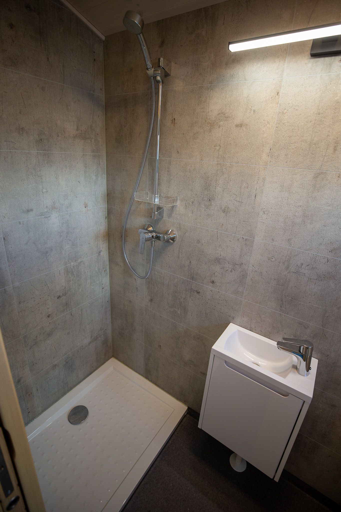 Twin M-Cabin Houseboat 2026 – Nieuwbouw woonboot met catamaran-drijvers - Foto 18