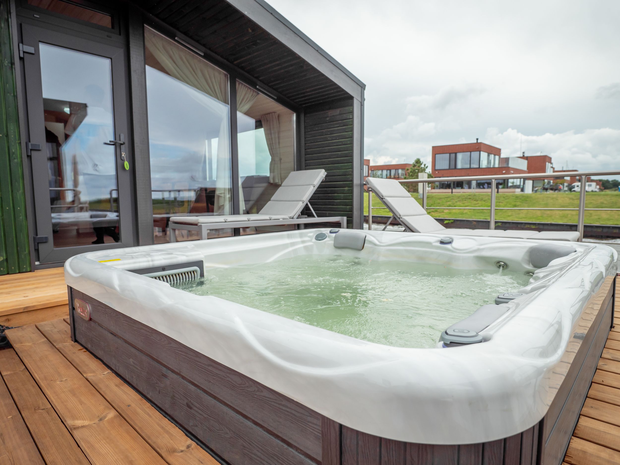 Twin M-Cabin Houseboat 2026 – Nieuwbouw woonboot met catamaran-drijvers - Foto 3