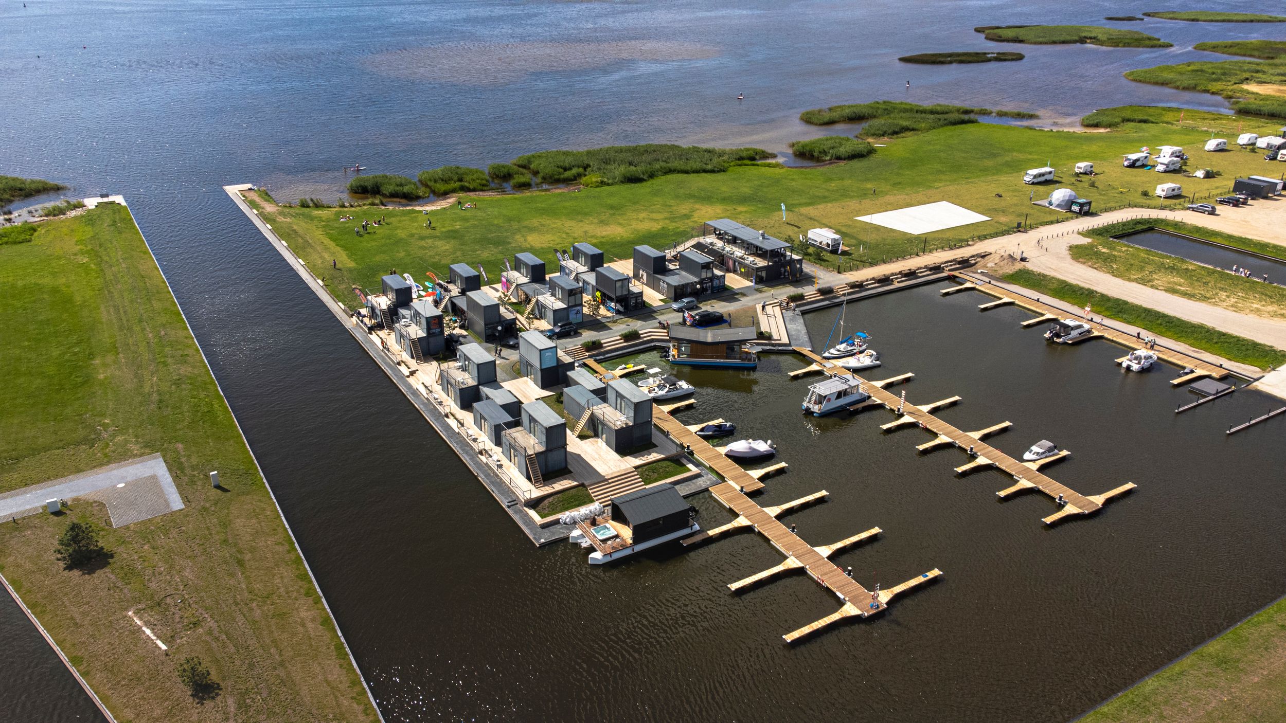 Twin M-Cabin Houseboat 2026 – Nieuwbouw woonboot met catamaran-drijvers - Foto 9