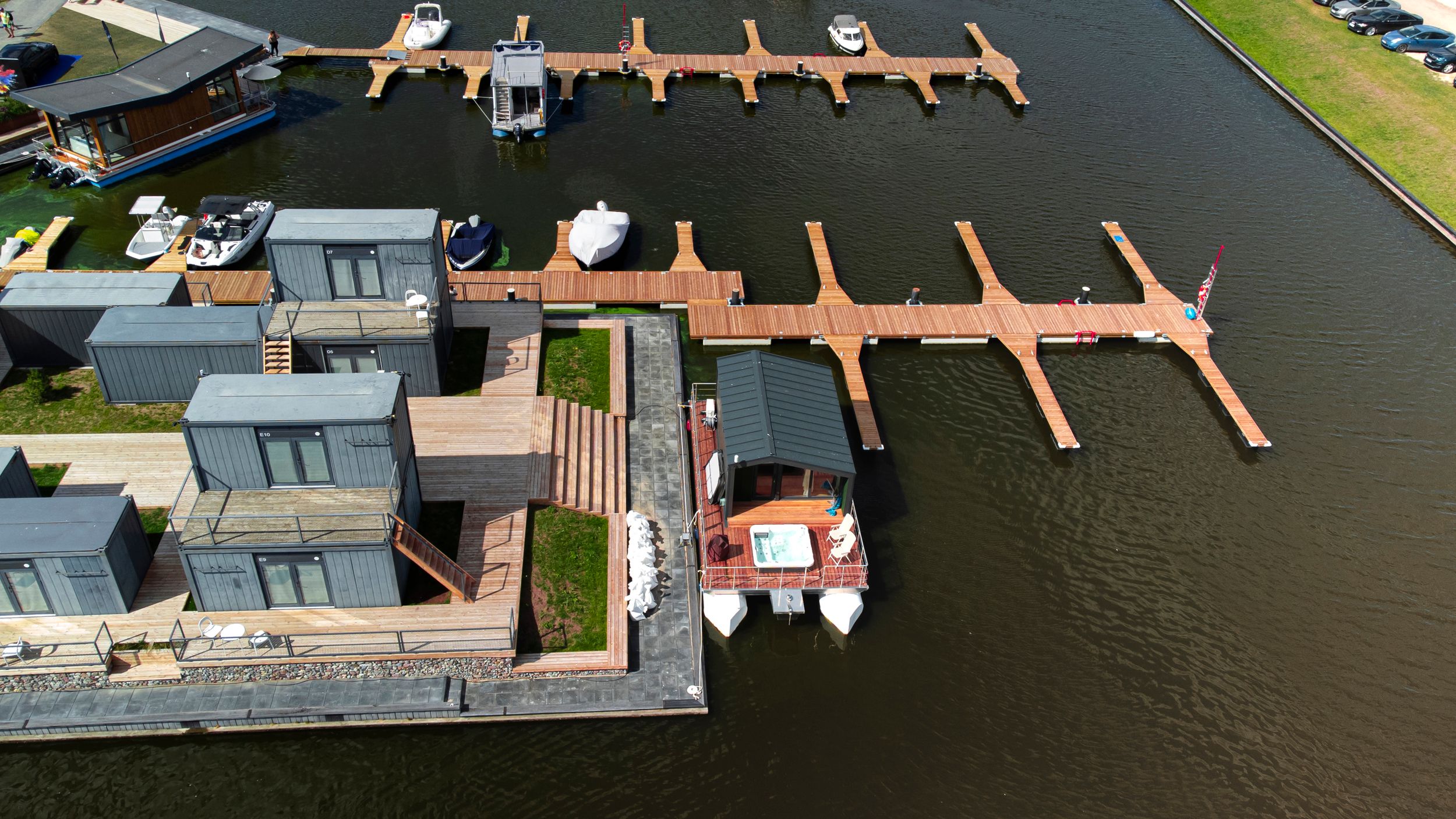 Twin M-Cabin Houseboat 2026 – Nieuwbouw woonboot met catamaran-drijvers - Foto 10