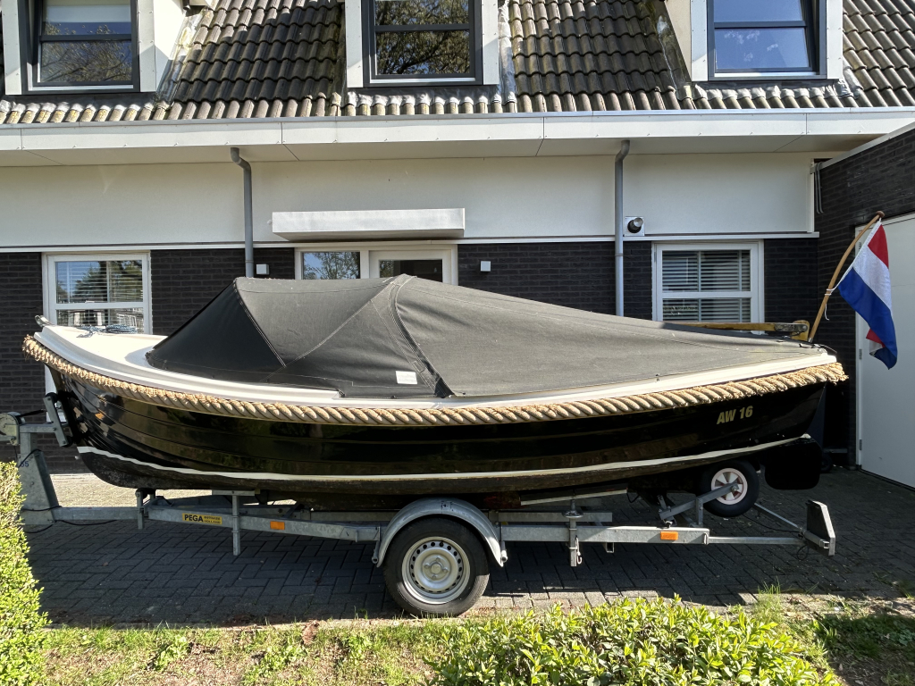 Arie Wiegmans AW16 1998 – Zwarte spiegelsloep met teak