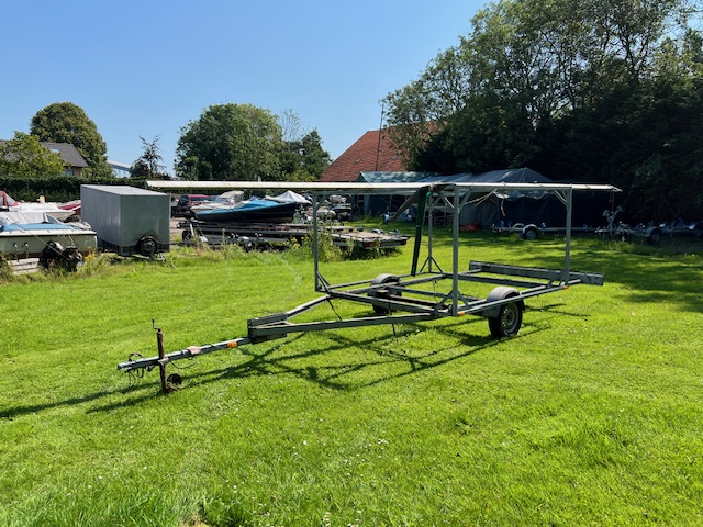 Trailer voor zeilboot of surfplanken – praktisch transportmiddel - Foto 1