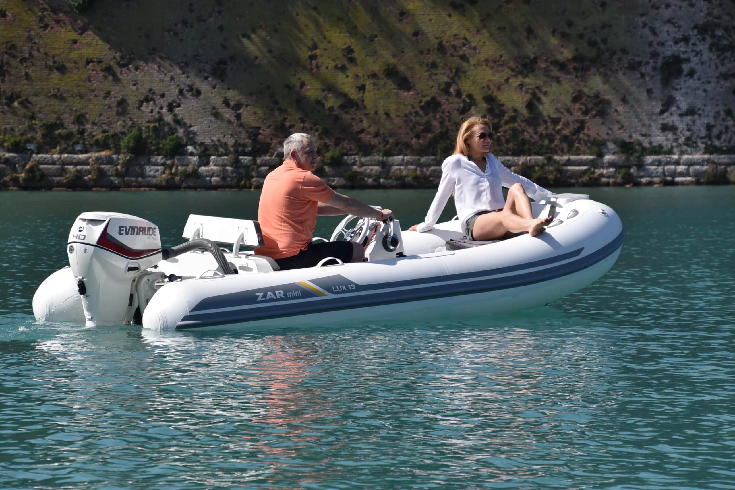 Zar Mini LUX 2025 – compacte aluminium sloep met teakdek - Foto 3