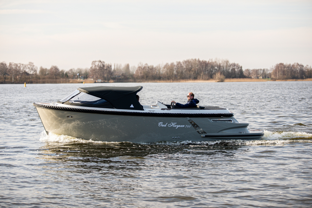 Oud Huijzer 740 Tender – Polyester sloep met showroom-advies