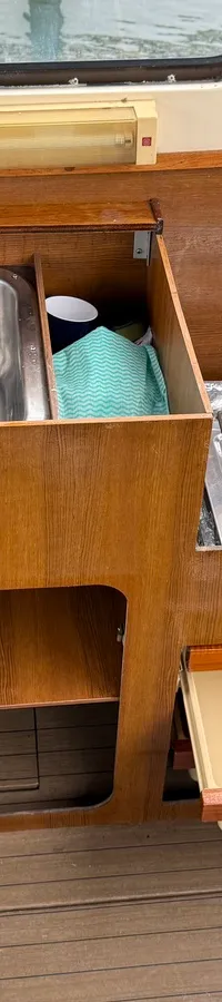 Een houten keukenblok met een roestvrijstalen spoelbak en een tweepits gasfornuis.