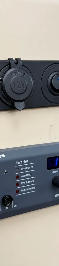 Een Victron Energy Multi Control paneel met een voltmeter, 12V-aansluiting en een schakelaar.