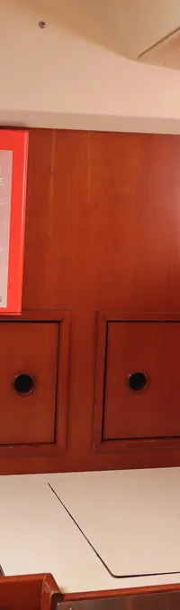Een kombuis met een dubbele spoelbak, kraan, een blusdeken en een papieren handdoekrolhouder.