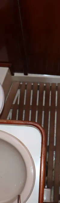 Een interieur van een boot met een toilet, wasbak en houten vloerrooster. — Contest 38S
